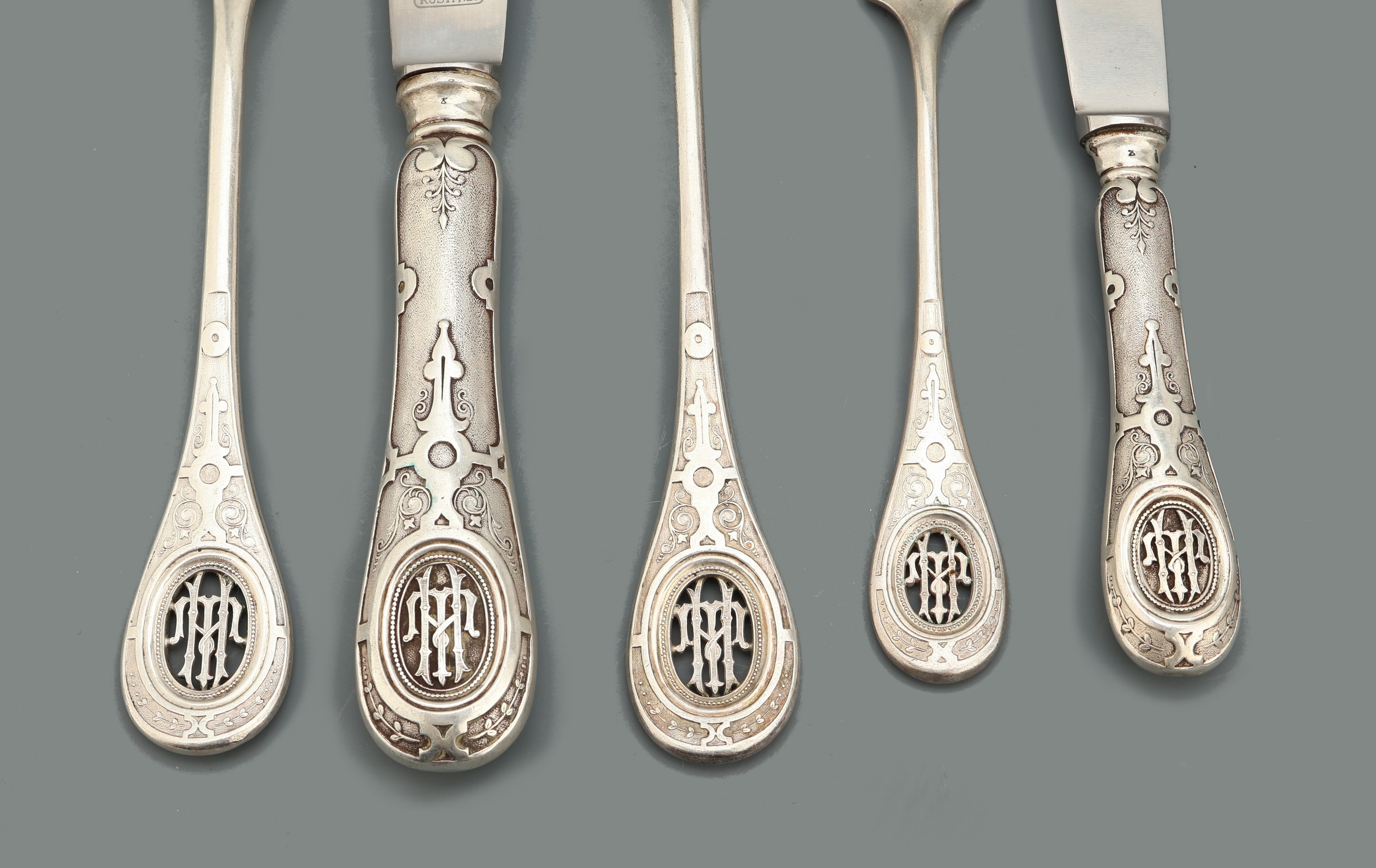 Detail a: Umfangreiches Besteck, 800er Silber, deutsch um 1890, vollständig für 18 Personen, best. aus: 20 Menuemesser, 20 Menuegabeln, 21 Menuelöffel, 18 ...