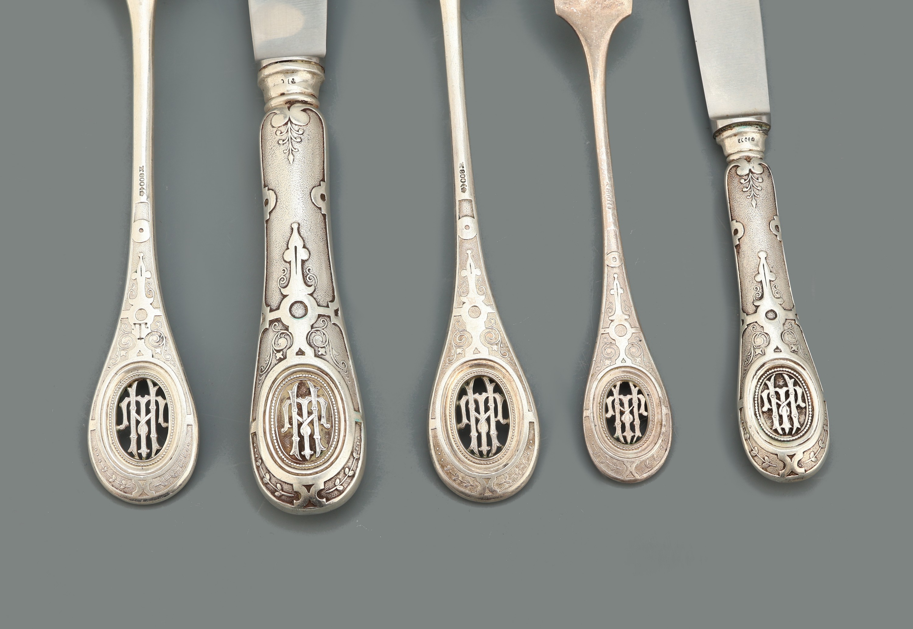 Detail b: Umfangreiches Besteck, 800er Silber, deutsch um 1890, vollständig für 18 Personen, best. aus: 20 Menuemesser, 20 Menuegabeln, 21 Menuelöffel, 18 ...