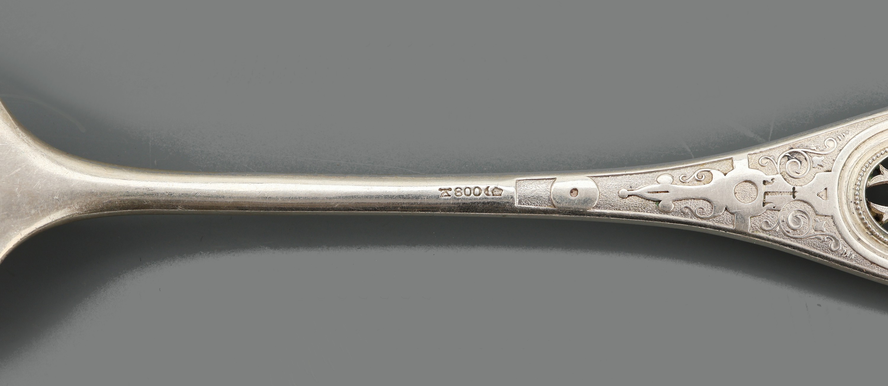 Detail c: Umfangreiches Besteck, 800er Silber, deutsch um 1890, vollständig für 18 Personen, best. aus: 20 Menuemesser, 20 Menuegabeln, 21 Menuelöffel, 18 ...