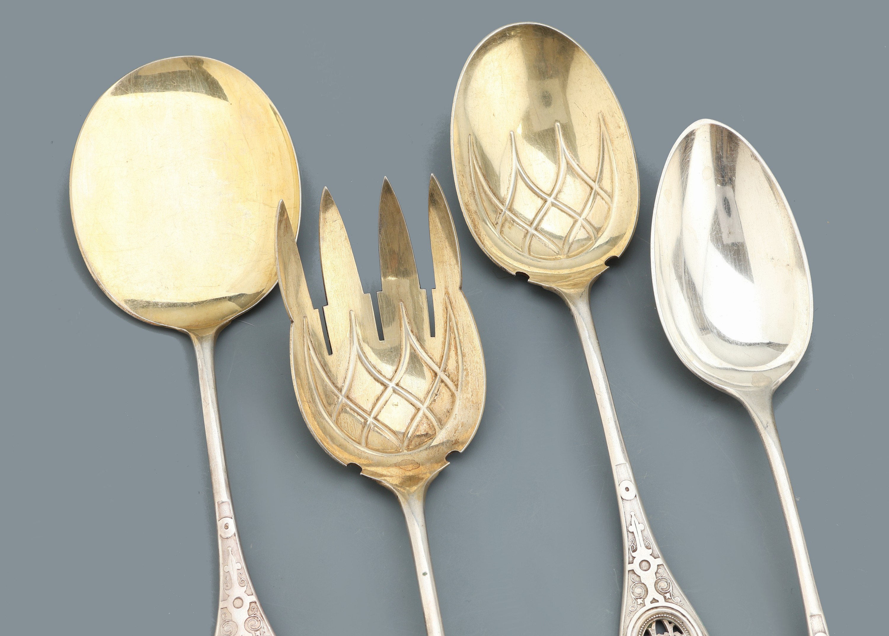 Detail d: Umfangreiches Besteck, 800er Silber, deutsch um 1890, vollständig für 18 Personen, best. aus: 20 Menuemesser, 20 Menuegabeln, 21 Menuelöffel, 18 ...