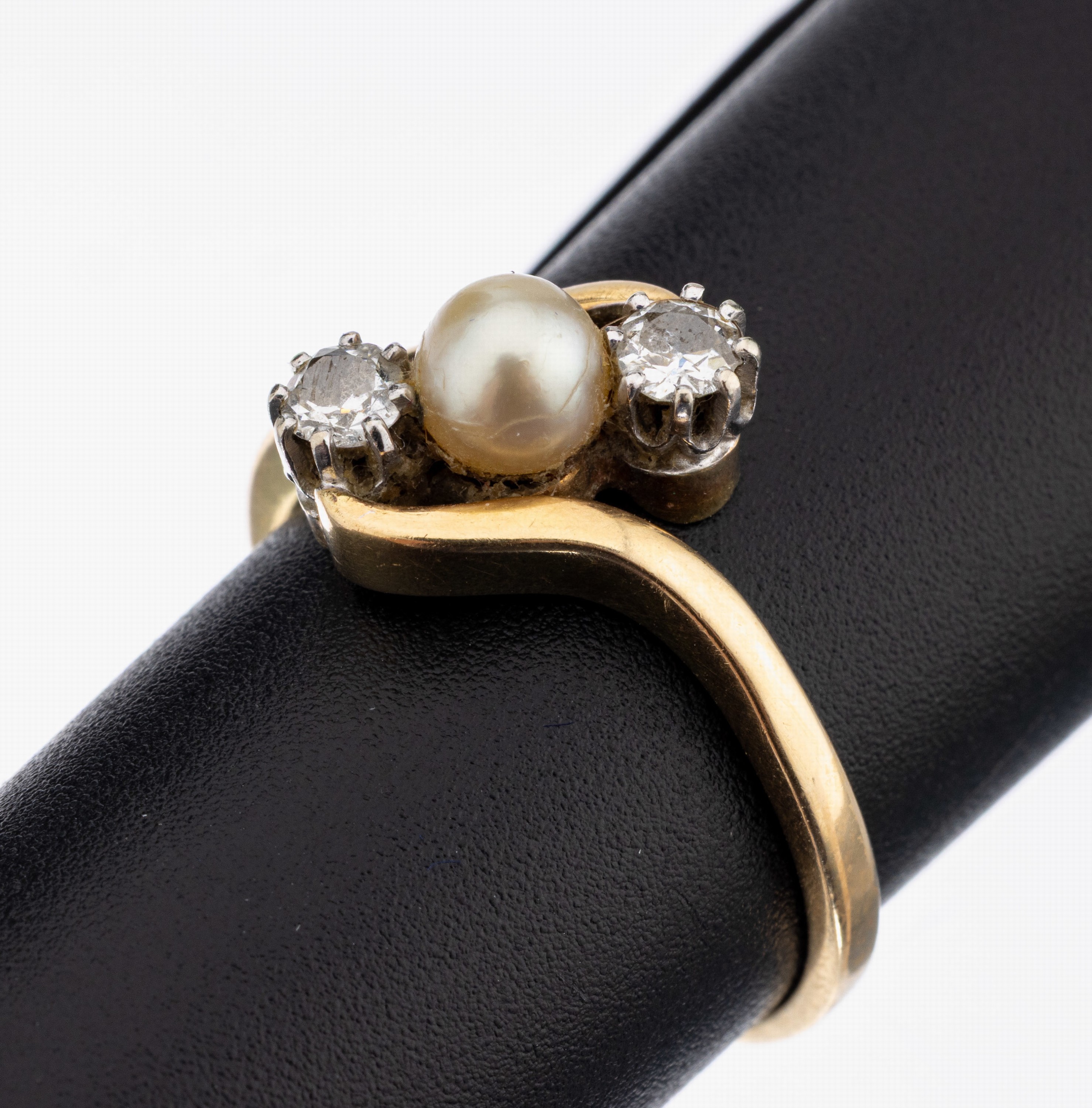 14 kt Gold Brillant-Perl-Ring, GG 585/000 gepr., 2 Brillanten zus. ca. 0.30 ct Weiß/p1, mittig kl. Zuchtperlen, RW 55, ca. 3.6 g
