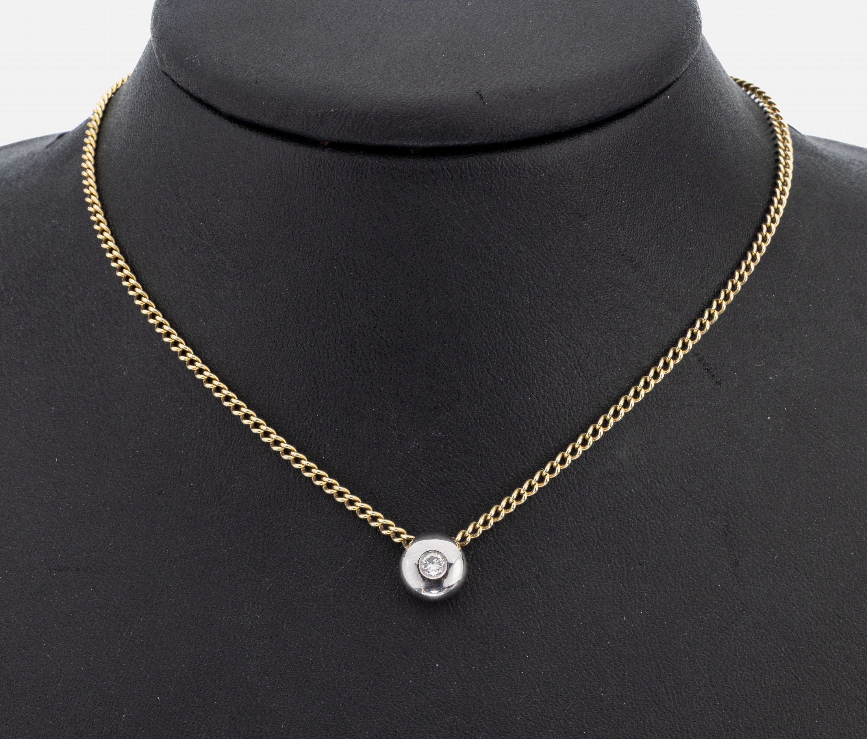 14 kt Gold Brillant-Anhänger, WG 585/000, schlicht, 1 Brillant ca. 0.10 ct Weiß/si, an Kette, GG 585/000, L. ca. 48 cm, Karabinerschließe, ca. ...