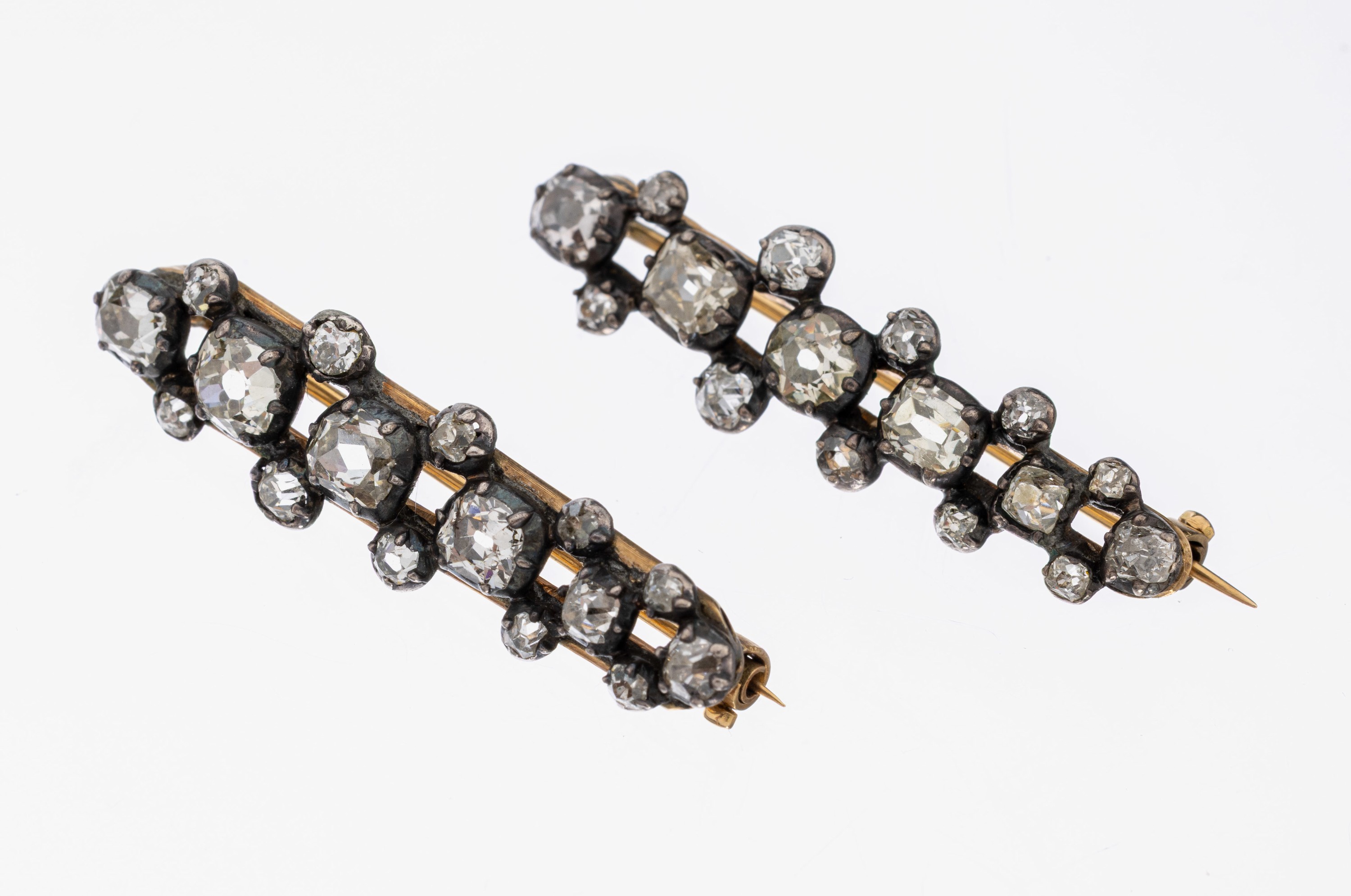 Set 2 18 kt Gold Diamant-Broschen, GG 750/000 gepr., 32 in Silber gefasste Altschliffdiamanten zus. ca. 3.00 ct Weiß- get.Weiß/p1, aus älterem ...