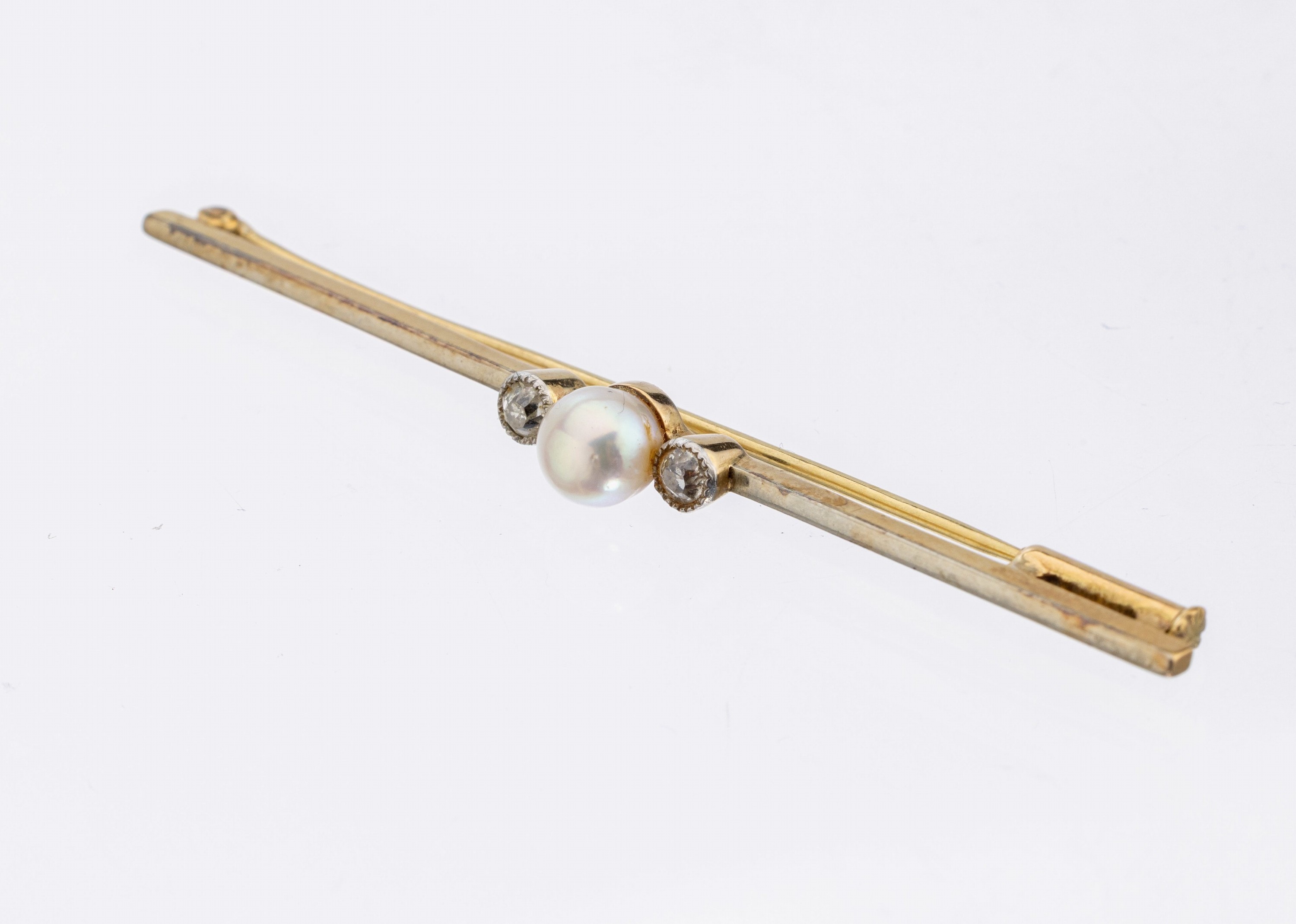 14 kt Gold Diamant-Perl-Brosche, um 1920, GG 585/000, schauseitig Platin, mittig Zuchtperle, D. ca. 3.5 mm, 2 Altschliffdiamanten zus. ca. 0.10 ct ...