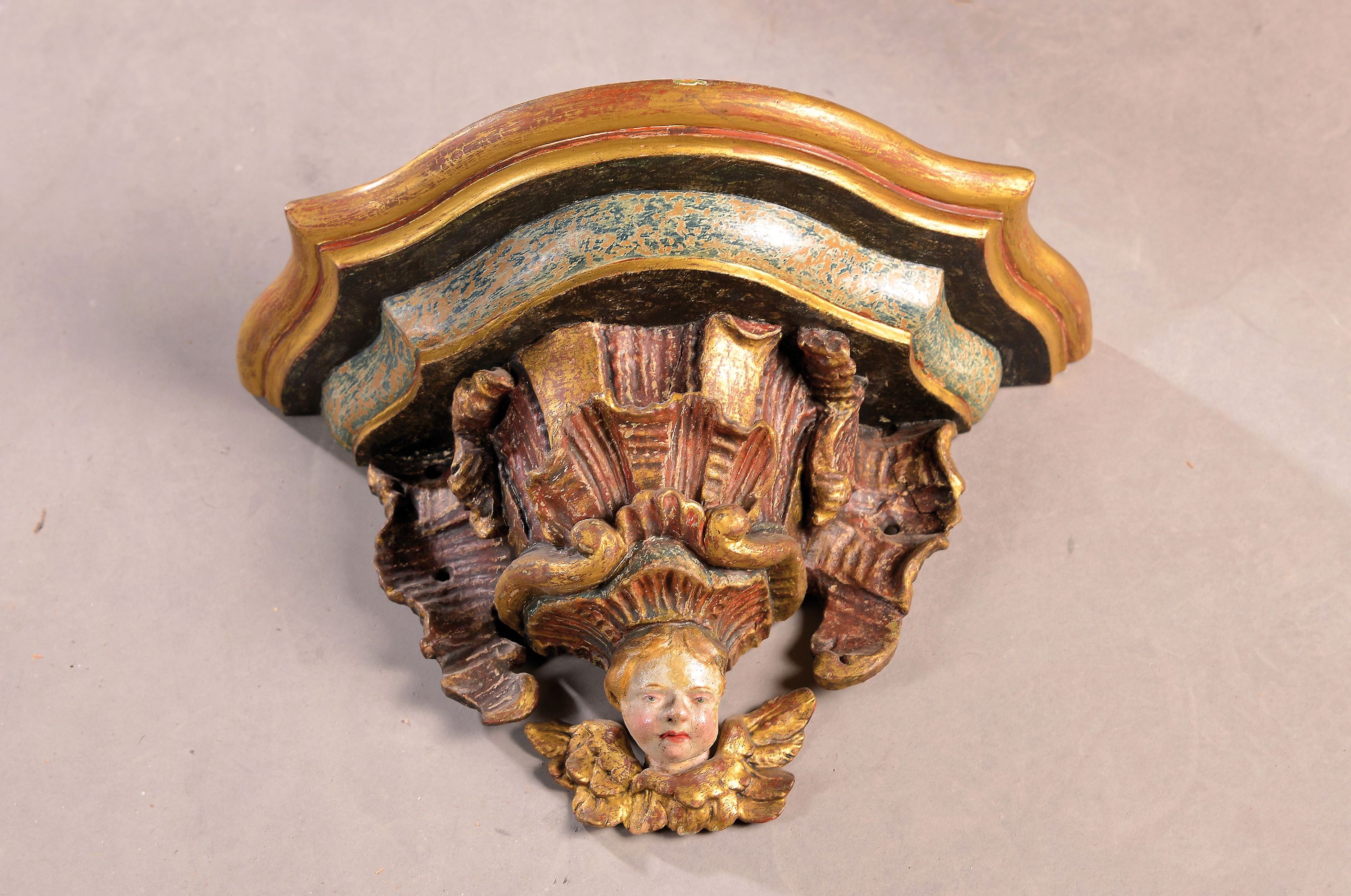 Detail a: Heiligenfigur mit Kind, um 1800, Holz geschnitzt, verso teilgehöhlt, sekundäre Fassung, klassizistische Gewandung, H. 83 cm