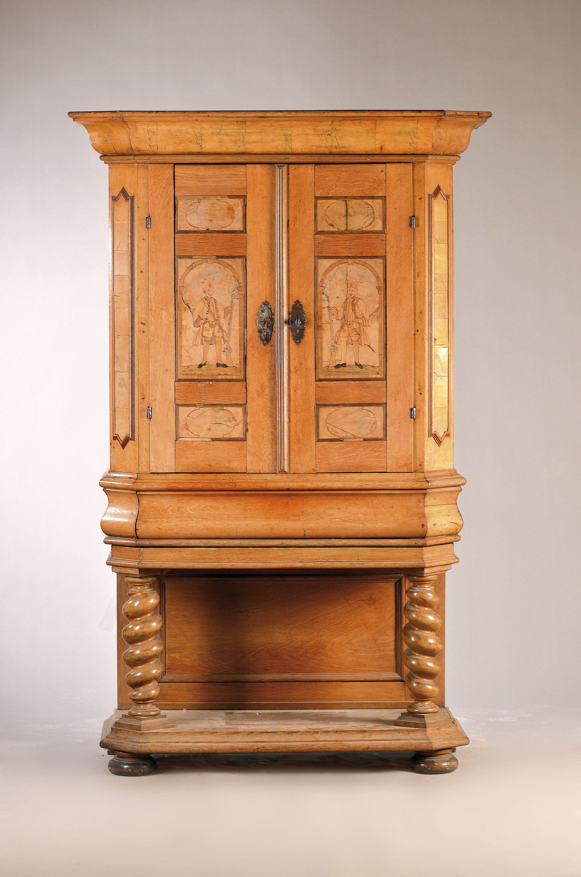 Stollenschrank, Barock, um 1760-70, Eiche massiv, teilweise Nussbaumfurnier, zwei Türen mit Intarsienbildern eingelegt, stehende Soldaten, Unterbau ...
