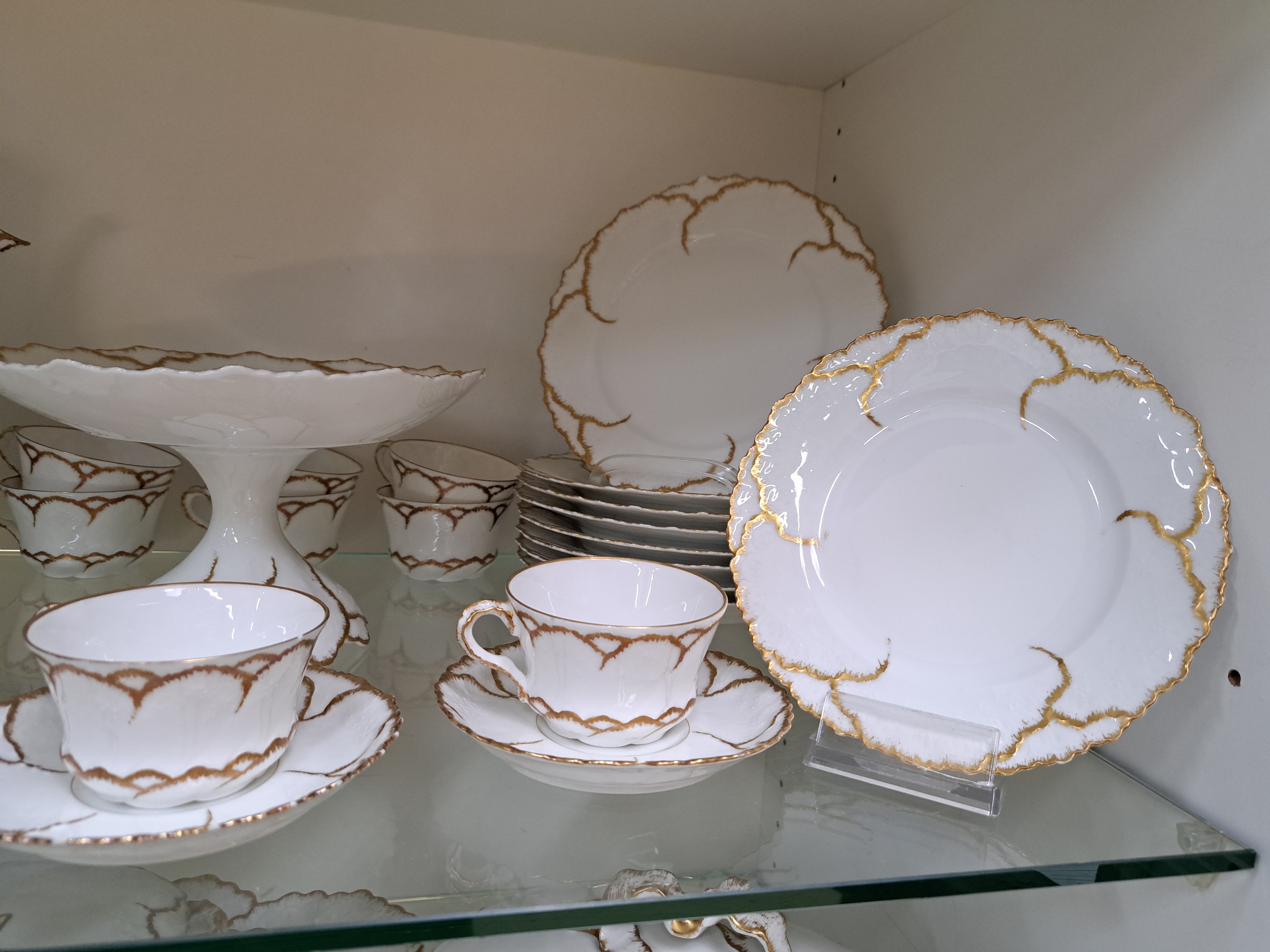 Detail a: Umfangreiches Tafelservice, Limoges, um 1900 , Gold gehöht, weiß: Suppenterrine, Deckelschüssel, Sauciere, 3 versch. große Platten, gr. ...