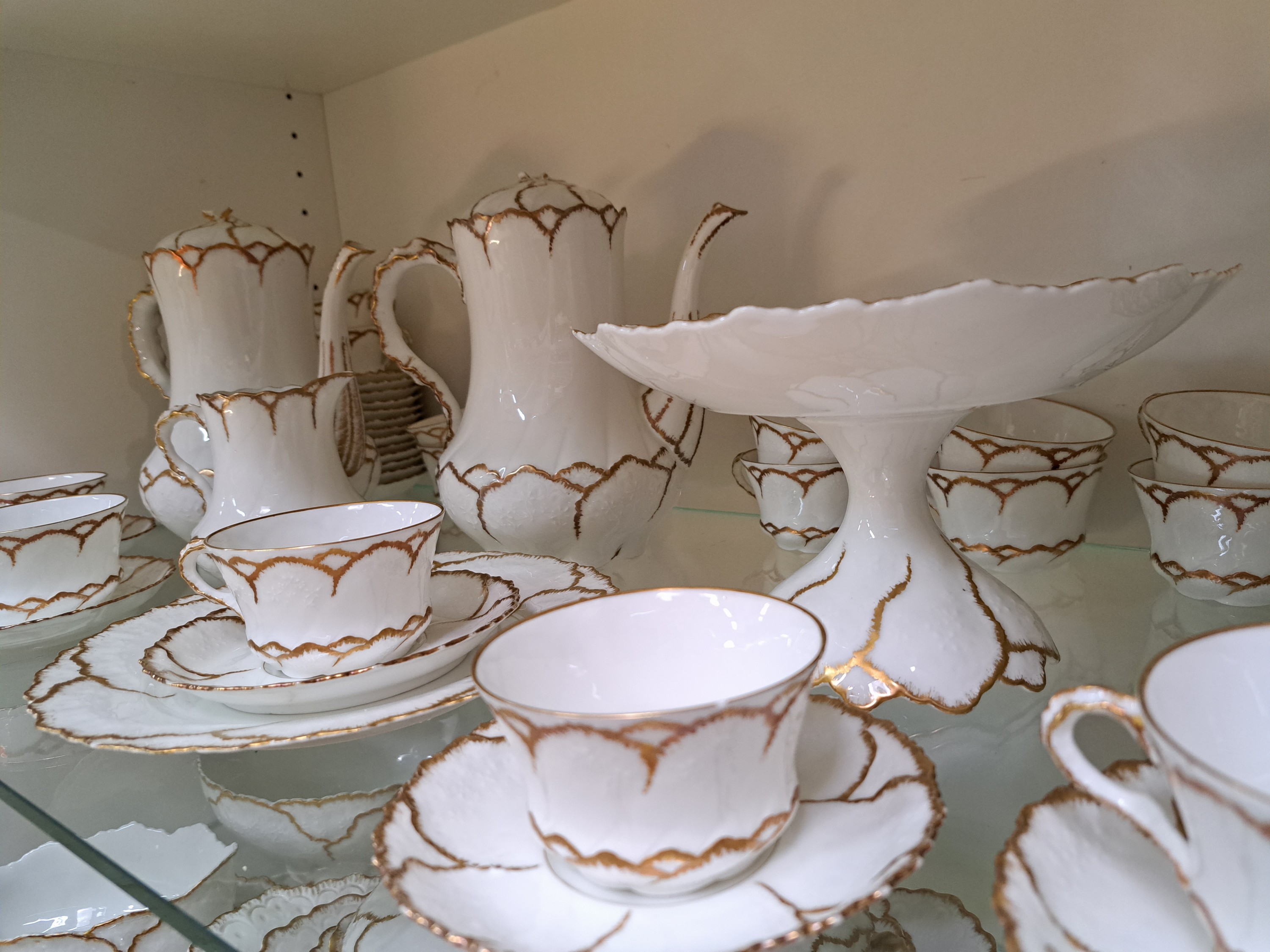 Detail b: Umfangreiches Tafelservice, Limoges, um 1900 , Gold gehöht, weiß: Suppenterrine, Deckelschüssel, Sauciere, 3 versch. große Platten, gr. ...