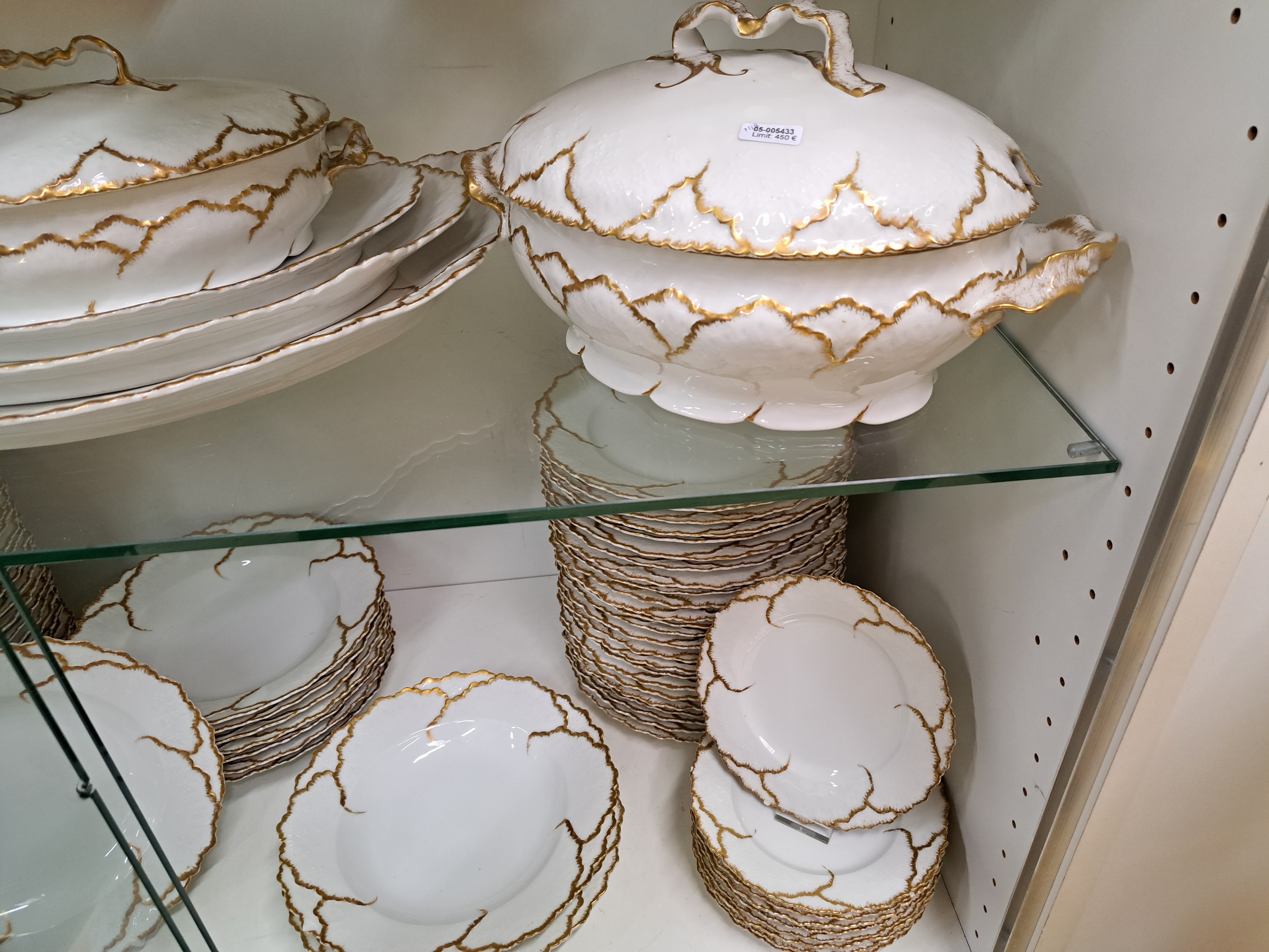 Detail c: Umfangreiches Tafelservice, Limoges, um 1900 , Gold gehöht, weiß: Suppenterrine, Deckelschüssel, Sauciere, 3 versch. große Platten, gr. ...