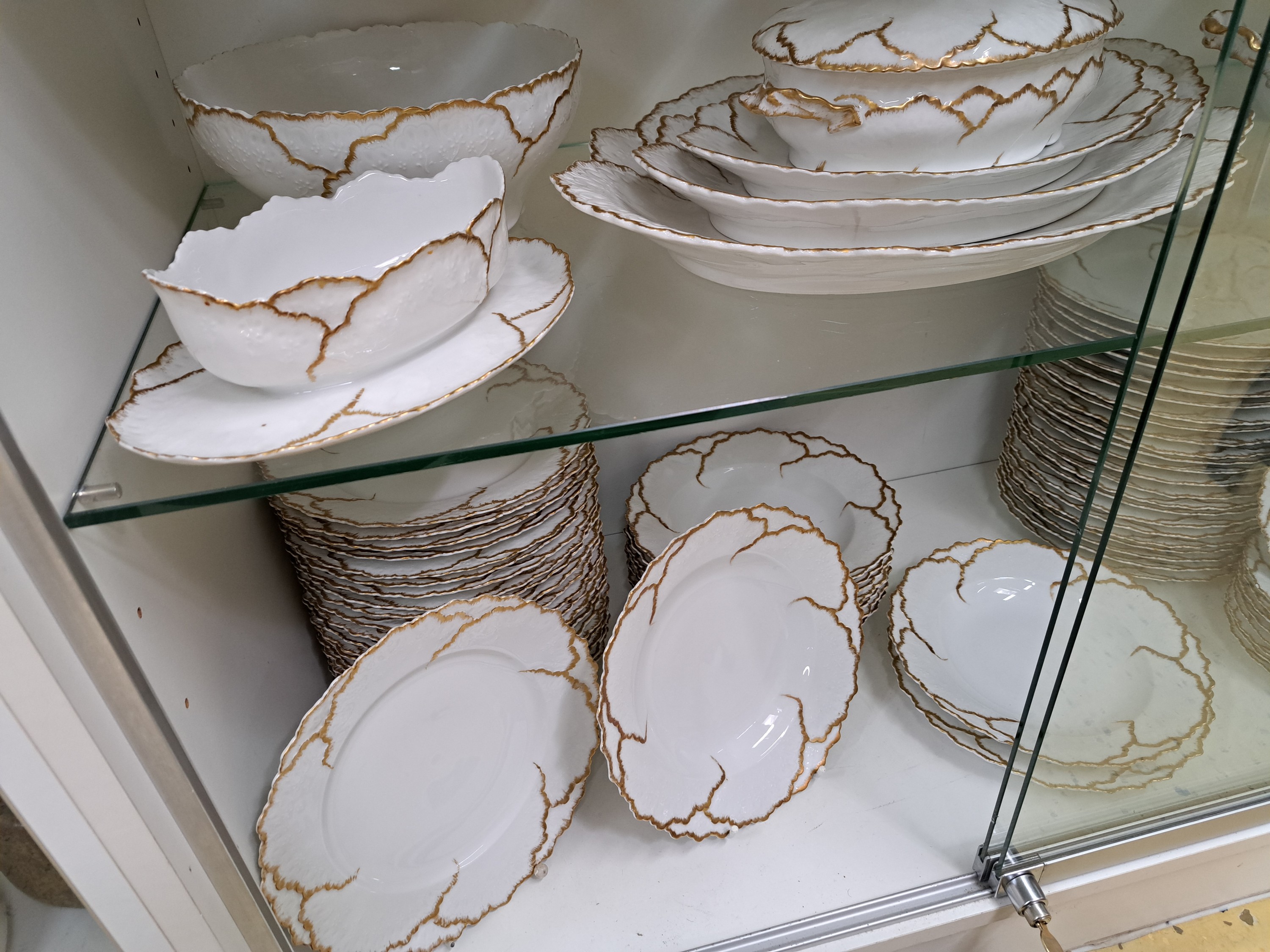 Detail d: Umfangreiches Tafelservice, Limoges, um 1900 , Gold gehöht, weiß: Suppenterrine, Deckelschüssel, Sauciere, 3 versch. große Platten, gr. ...