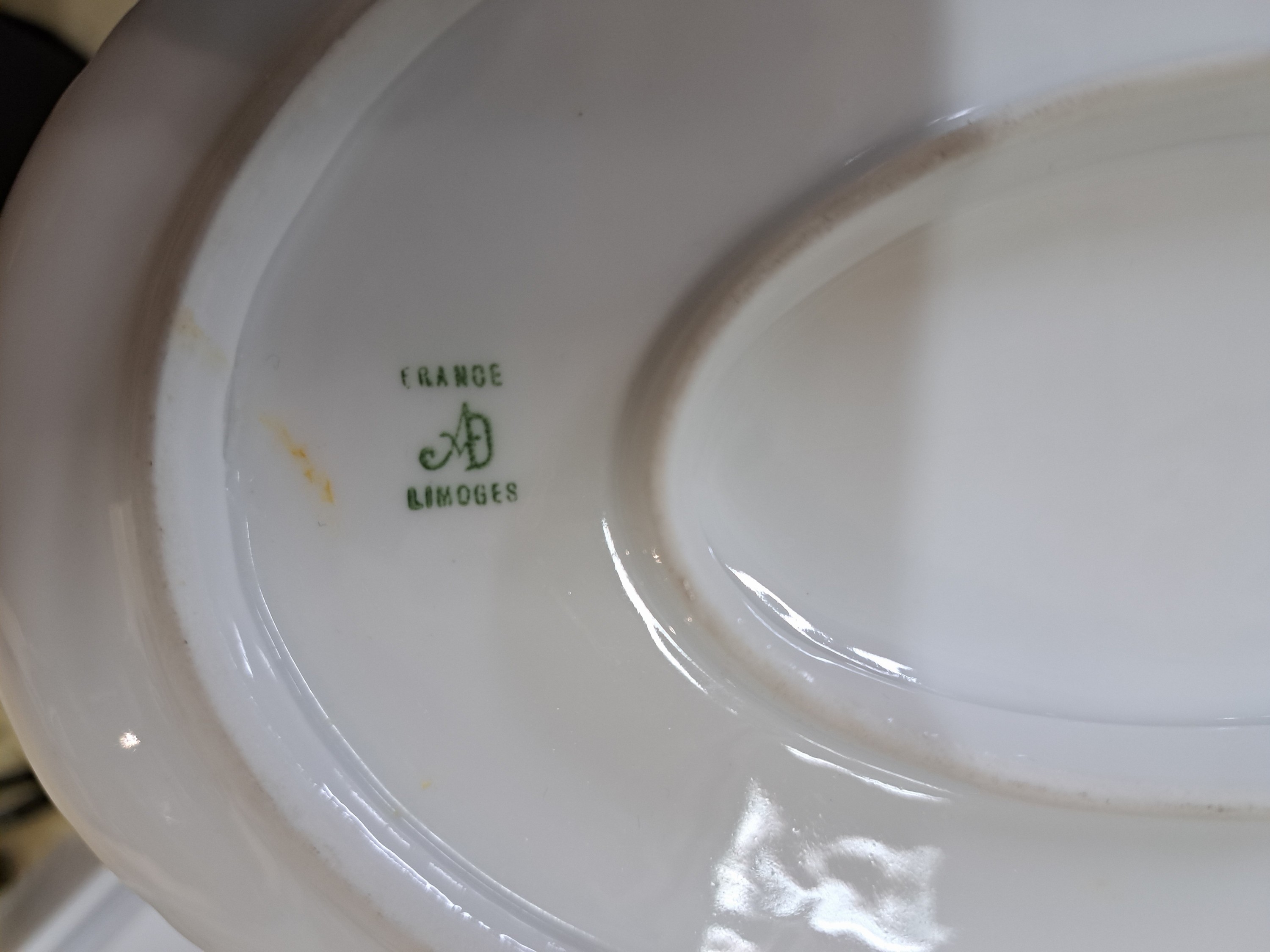 Detail e: Umfangreiches Tafelservice, Limoges, um 1900 , Gold gehöht, weiß: Suppenterrine, Deckelschüssel, Sauciere, 3 versch. große Platten, gr. ...