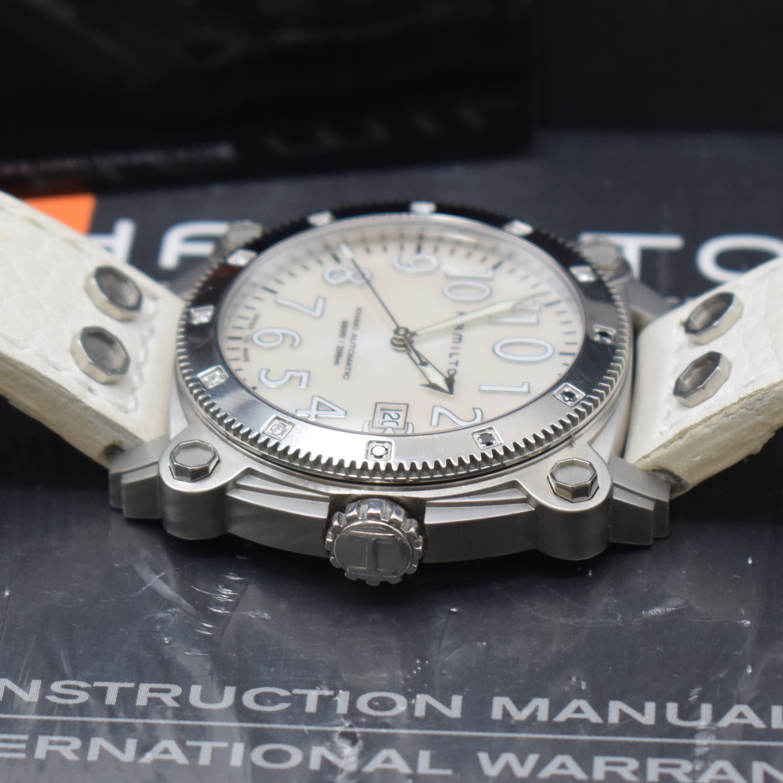 Detail b: HAMILTON Armbanduhr Khaki Belowzero Referenz H785950, Automatik, Schweiz um 2015, Edelstahlgeh. inkl. orig. Kautschuk-/Lederband m. orig. Dornschl., ...