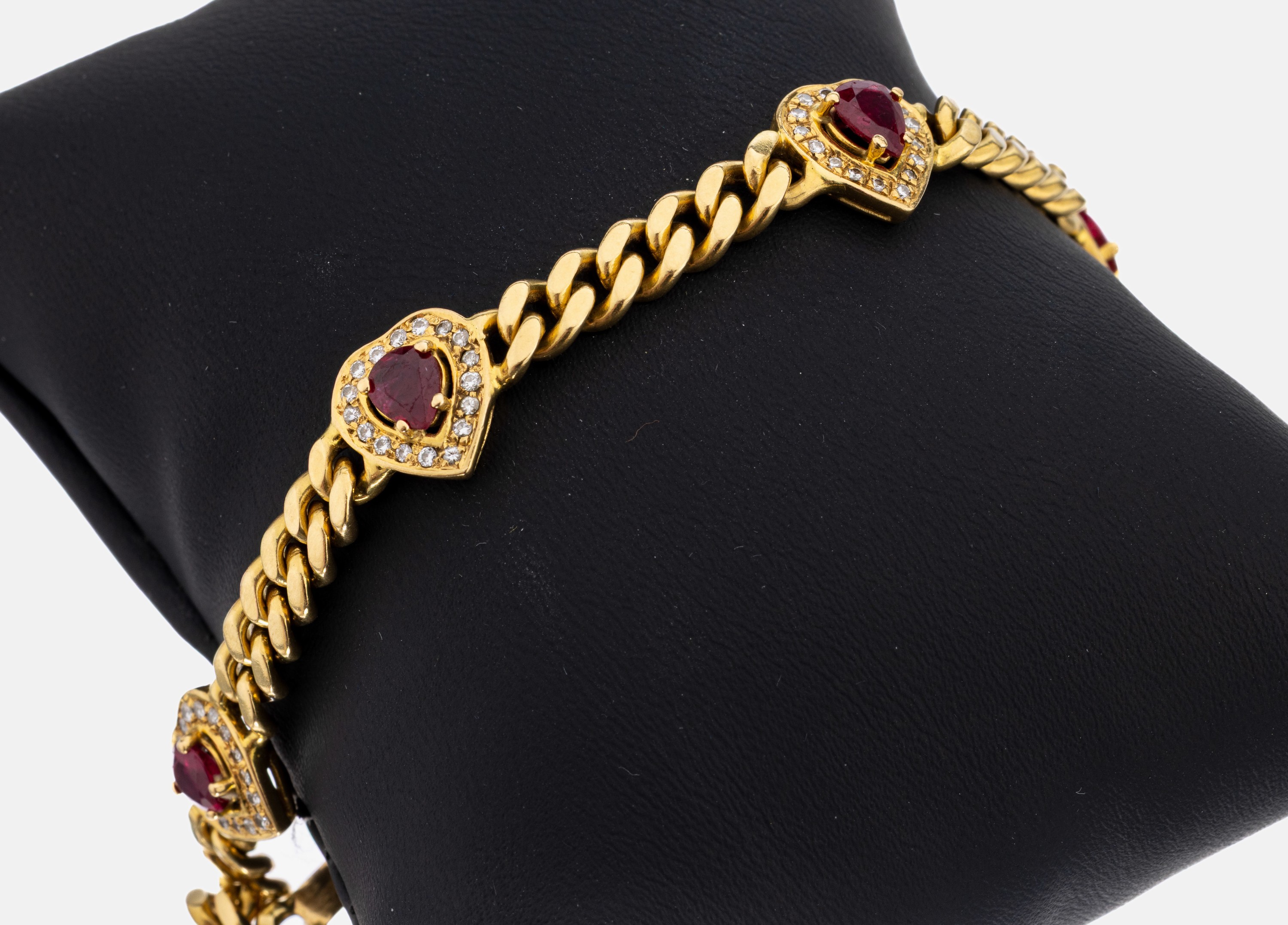 18 kt Gold Rubin-Brillant-Armband, GG 750/000, 5 herzf. Glieder mit 5 facett. Rubintropfen zus. ca. 4.50 ct, 83 Brillanten zus. ca. 0.41 ct ...