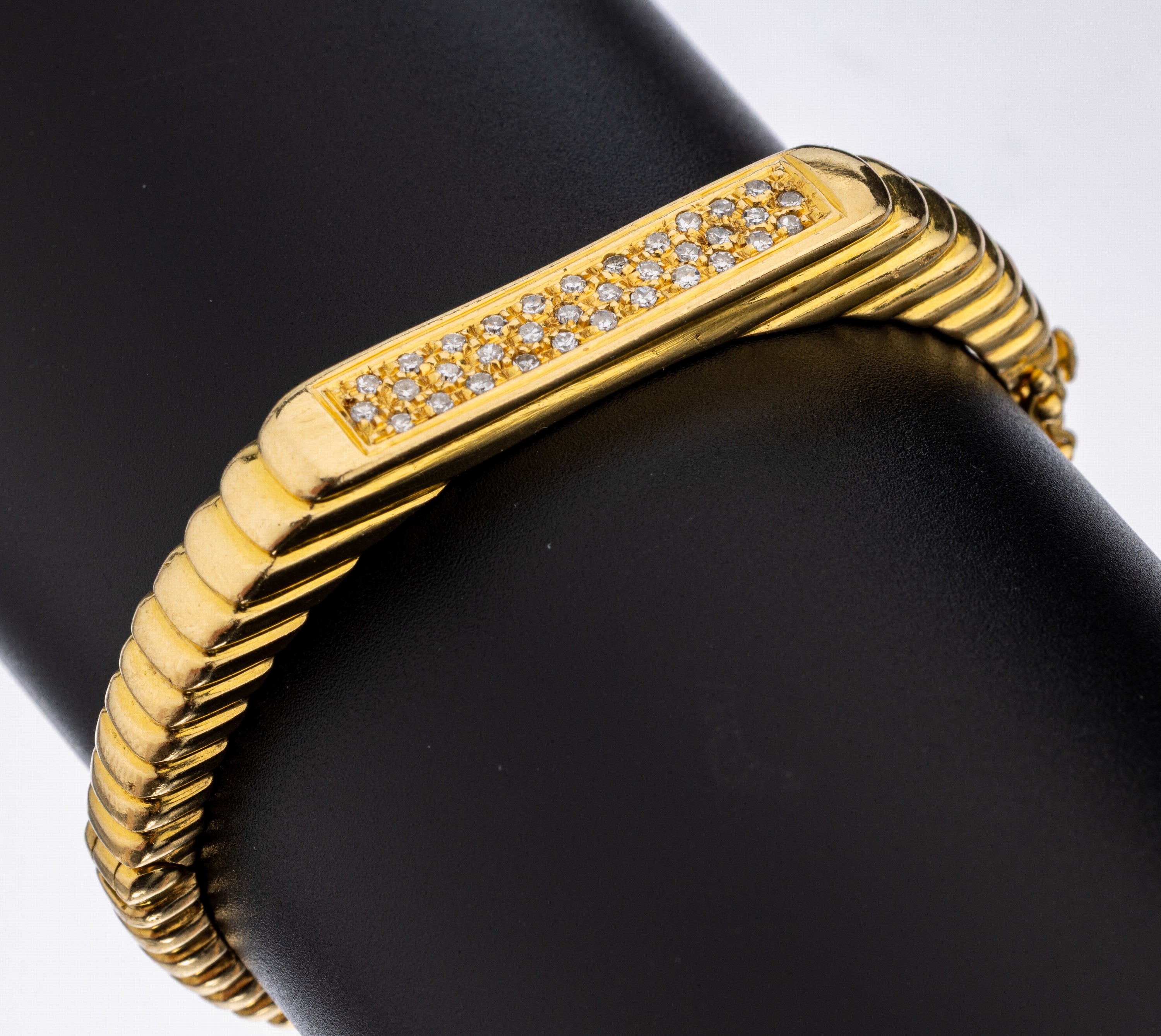 18 kt Gold Diamant-Armreif, GG 750/000, außergewöhnliche Gestaltung, 34 8/8-Diamanten zus. ca. 0.34 ct Weiß/si, ca. 5.2 x 4.6 cm, Klappscharnier, ...