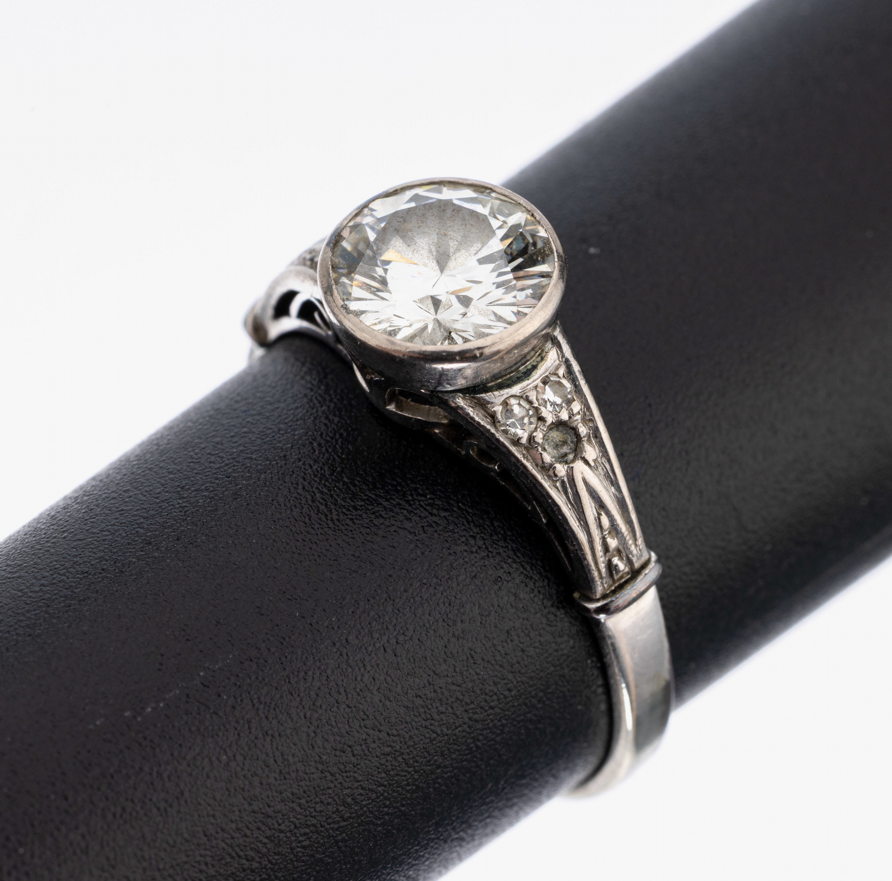 14 kt Gold Diamant-Ring, 1930er Jahre, WG 585/000, mittig Brillant ca. 1.38 ct l.get.Weiß/si, Ringschultern mit 5 8/8- Diamanten zus. ca. 0.05 ct ...