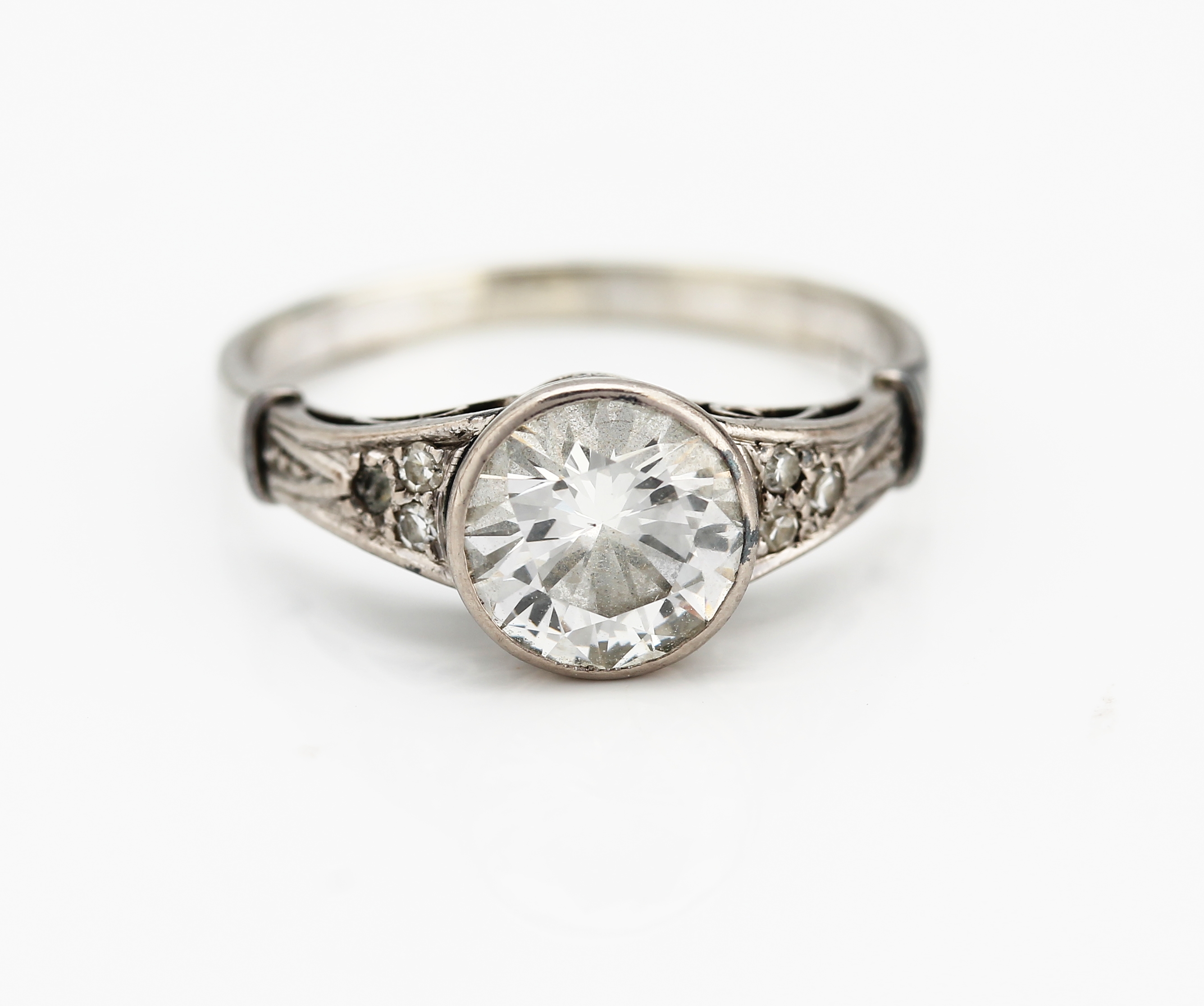 Detail a: 14 kt Gold Diamant-Ring, 1930er Jahre, WG 585/000, mittig Brillant ca. 1.38 ct l.get.Weiß/si, Ringschultern mit 5 8/8- Diamanten zus. ca. 0.05 ct ...