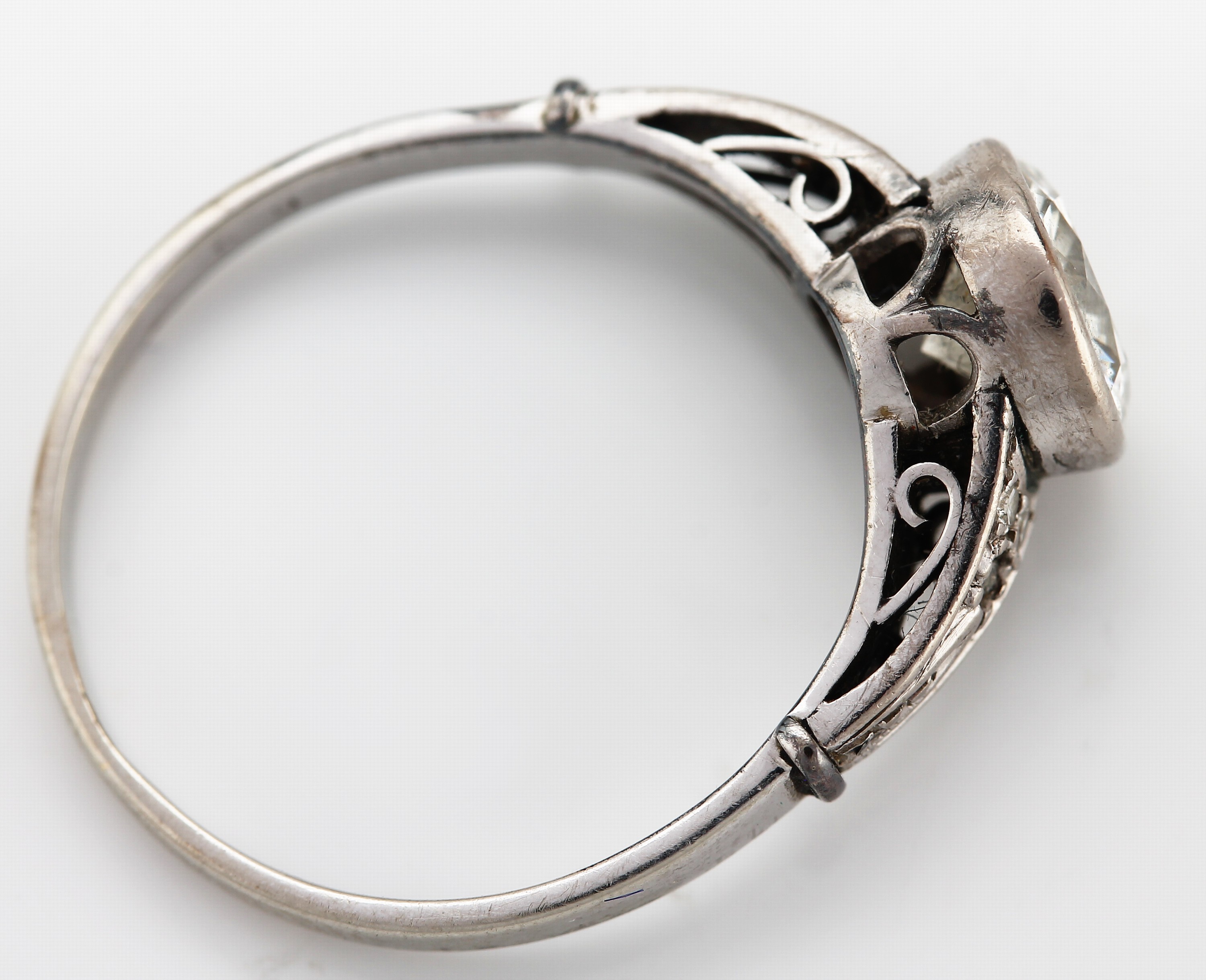 Detail b: 14 kt Gold Diamant-Ring, 1930er Jahre, WG 585/000, mittig Brillant ca. 1.38 ct l.get.Weiß/si, Ringschultern mit 5 8/8- Diamanten zus. ca. 0.05 ct ...