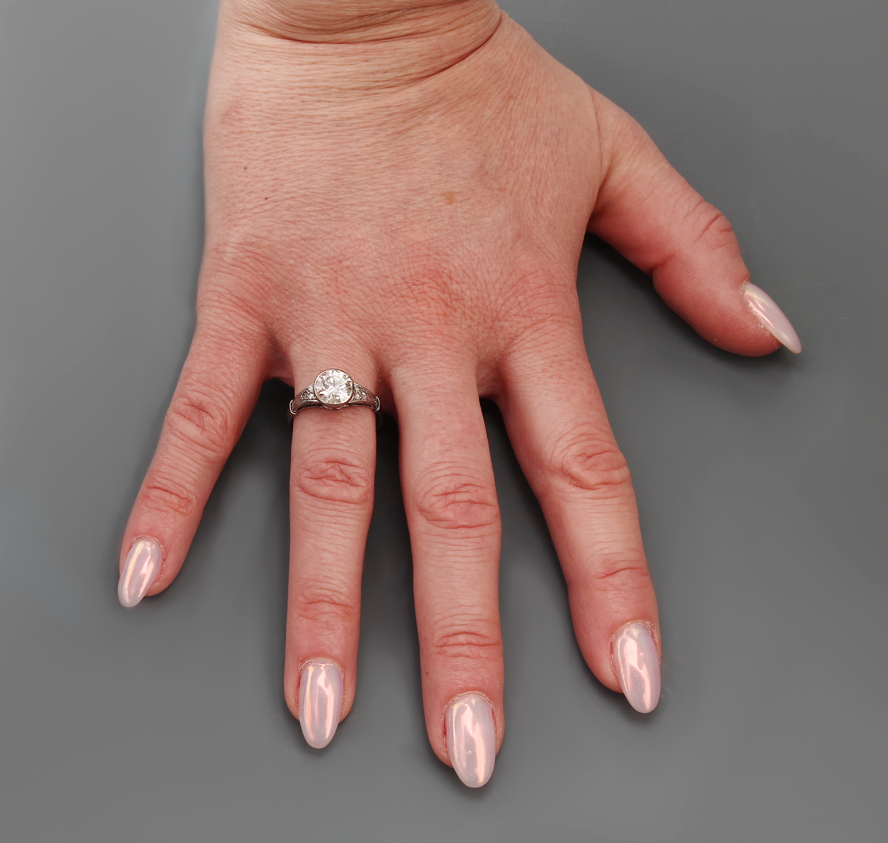 Detail c: 14 kt Gold Diamant-Ring, 1930er Jahre, WG 585/000, mittig Brillant ca. 1.38 ct l.get.Weiß/si, Ringschultern mit 5 8/8- Diamanten zus. ca. 0.05 ct ...