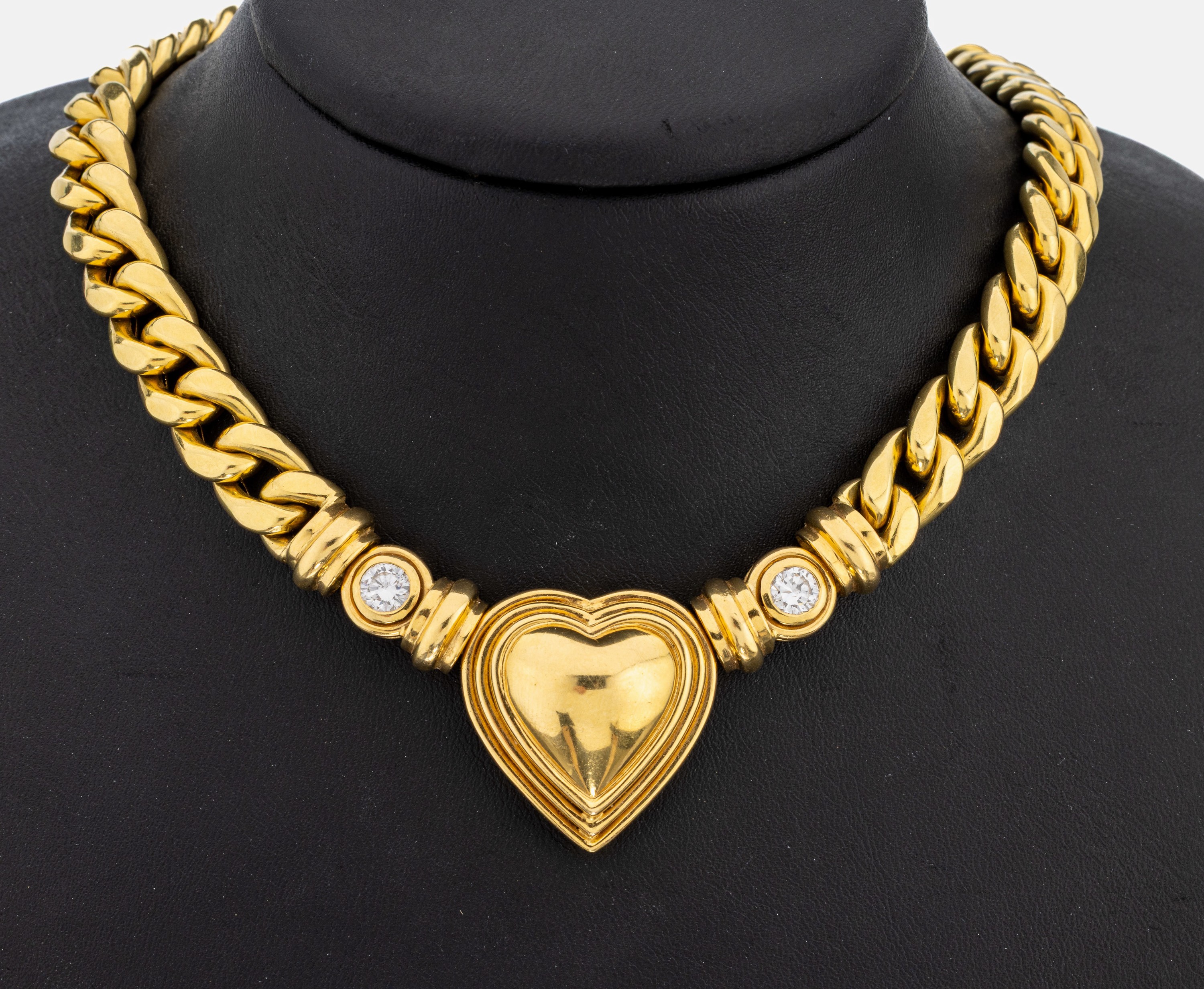 18 kt Gold Brillant-Collier, GG 750/000, herzf. Mittelteil, 2 Brillanten zus. ca. 1.00 ct feines Weiß/vs, L. ca. 41 cm, Karabinerschließe, ca. ...