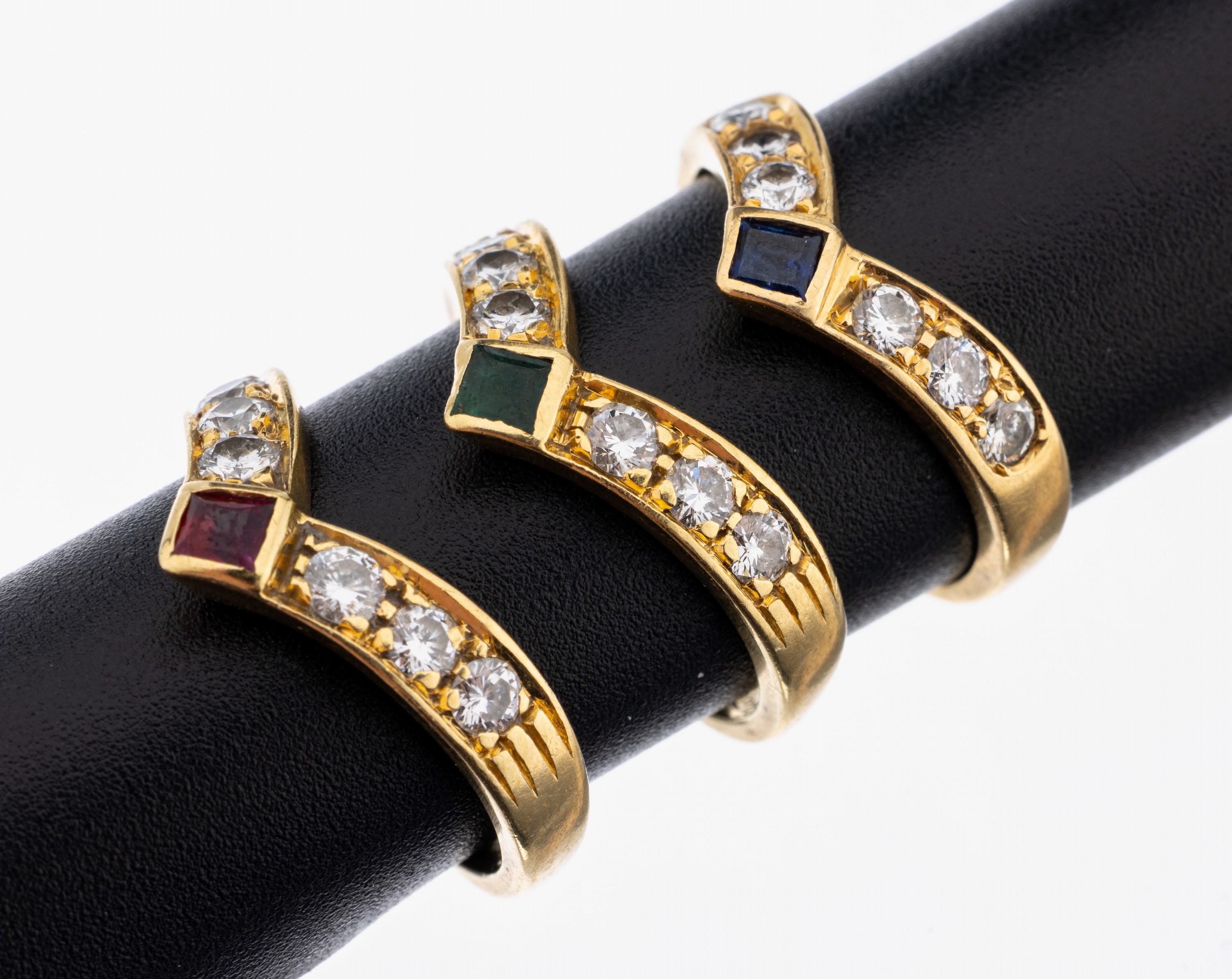 18 kt Gold Farbstein-Brillant-Ringtrio, GG 750/000, je 1 Saphir-, Smaragd- und Rubin- Carree zus. ca. 0.15 ct, 18 Brillanten zus. ca. 0.39 ct feines ...
