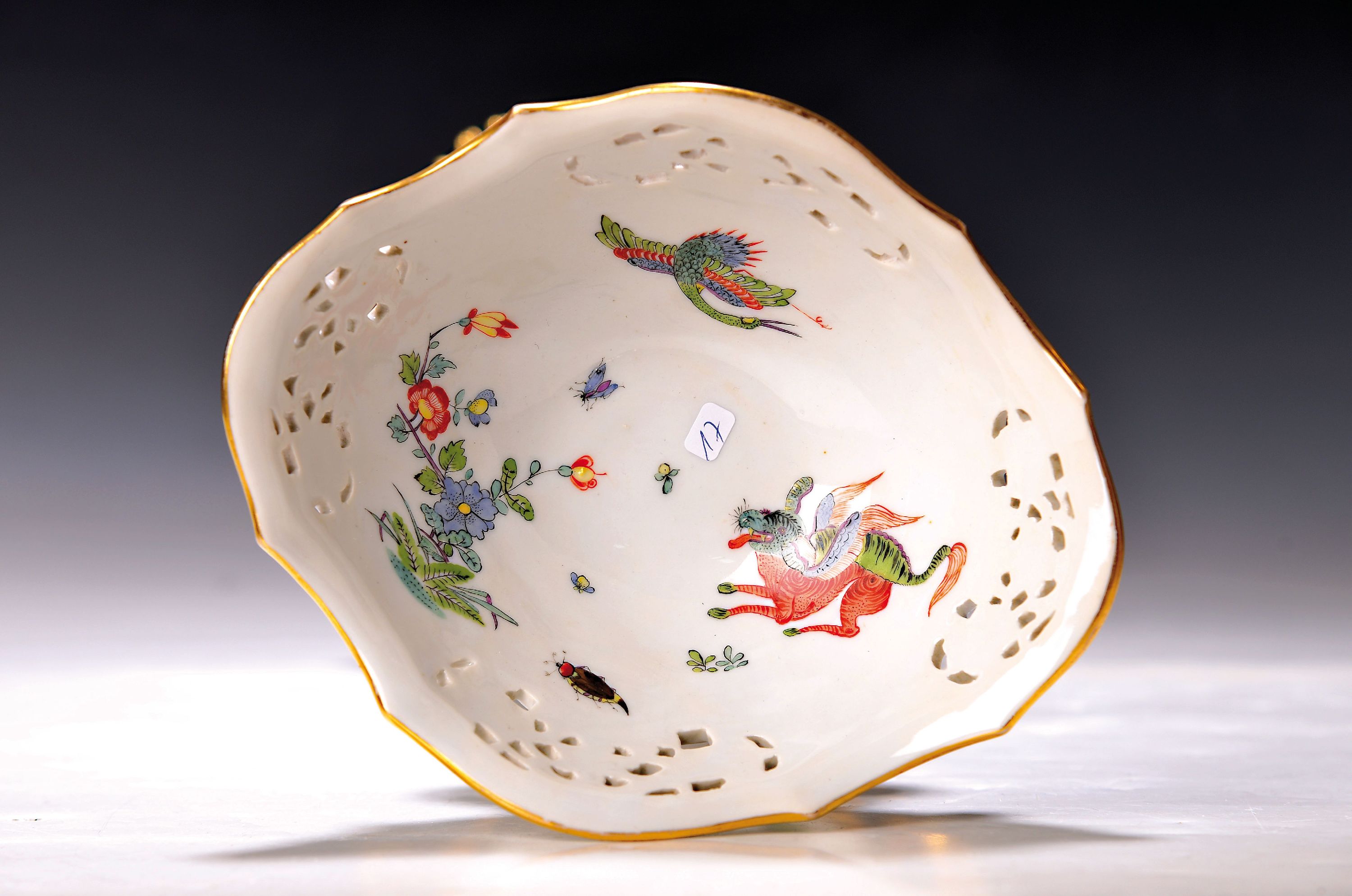 Detail a: Figürlicher Tafelaufsatz, Meissen, um 1740, zwei Putten auf stammähnlichem Sockel stehend mit Geäst und applizierten Blüten, Korbschale mit ...