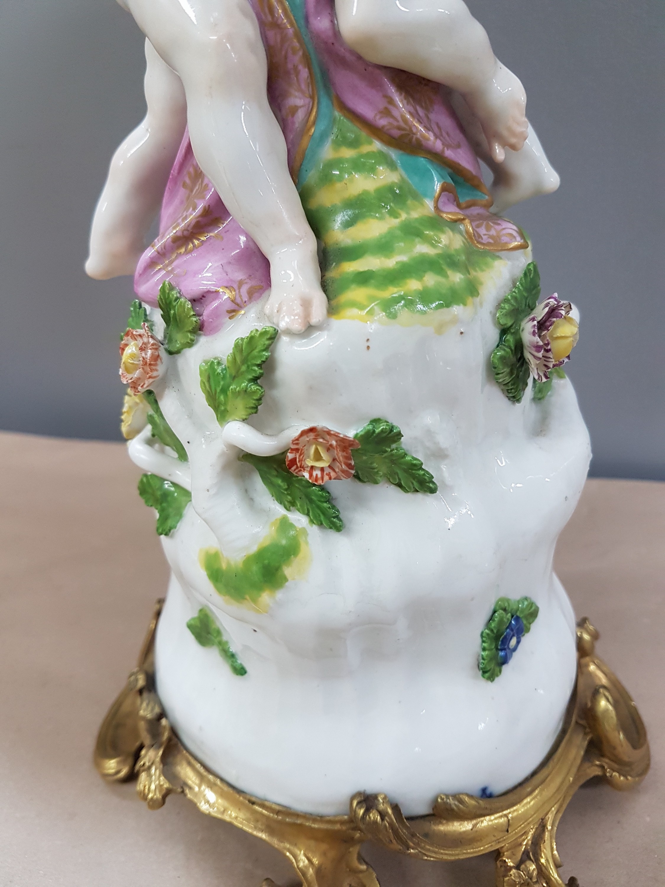Detail d: Figürlicher Tafelaufsatz, Meissen, um 1740, zwei Putten auf stammähnlichem Sockel stehend mit Geäst und applizierten Blüten, Korbschale mit ...