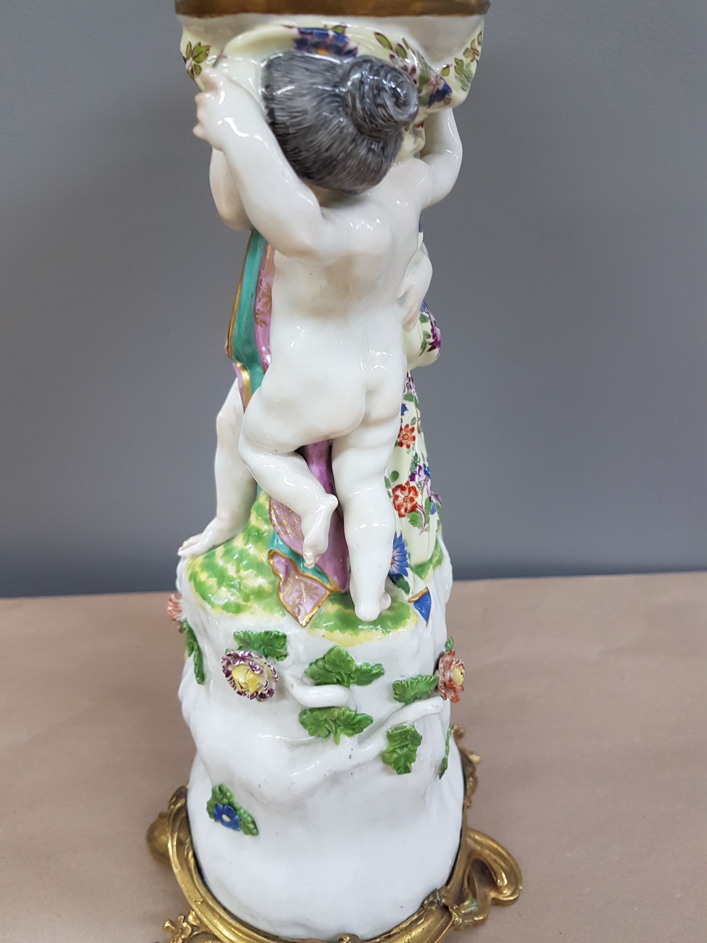 Detail f: Figürlicher Tafelaufsatz, Meissen, um 1740, zwei Putten auf stammähnlichem Sockel stehend mit Geäst und applizierten Blüten, Korbschale mit ...