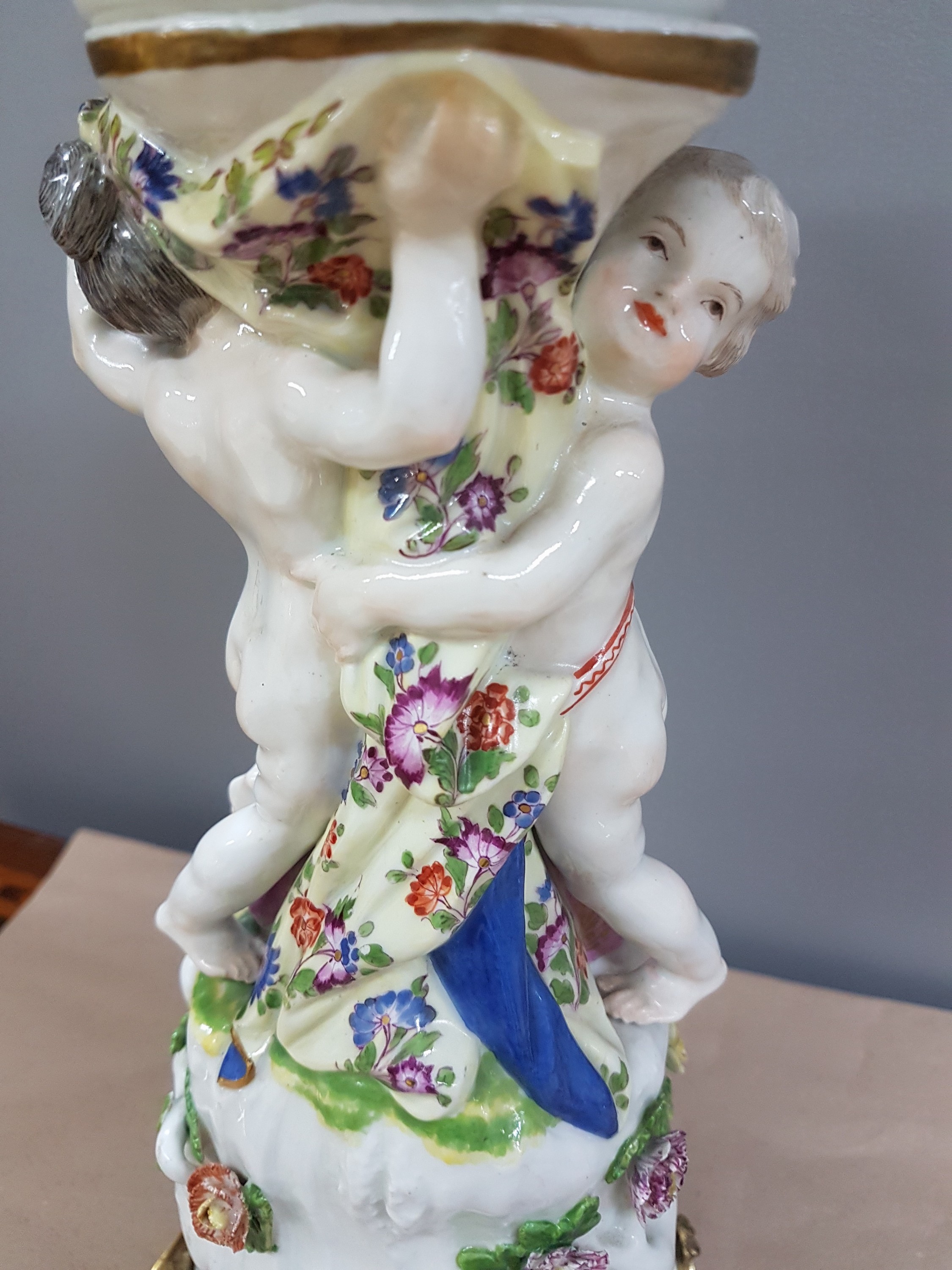 Detail h: Figürlicher Tafelaufsatz, Meissen, um 1740, zwei Putten auf stammähnlichem Sockel stehend mit Geäst und applizierten Blüten, Korbschale mit ...