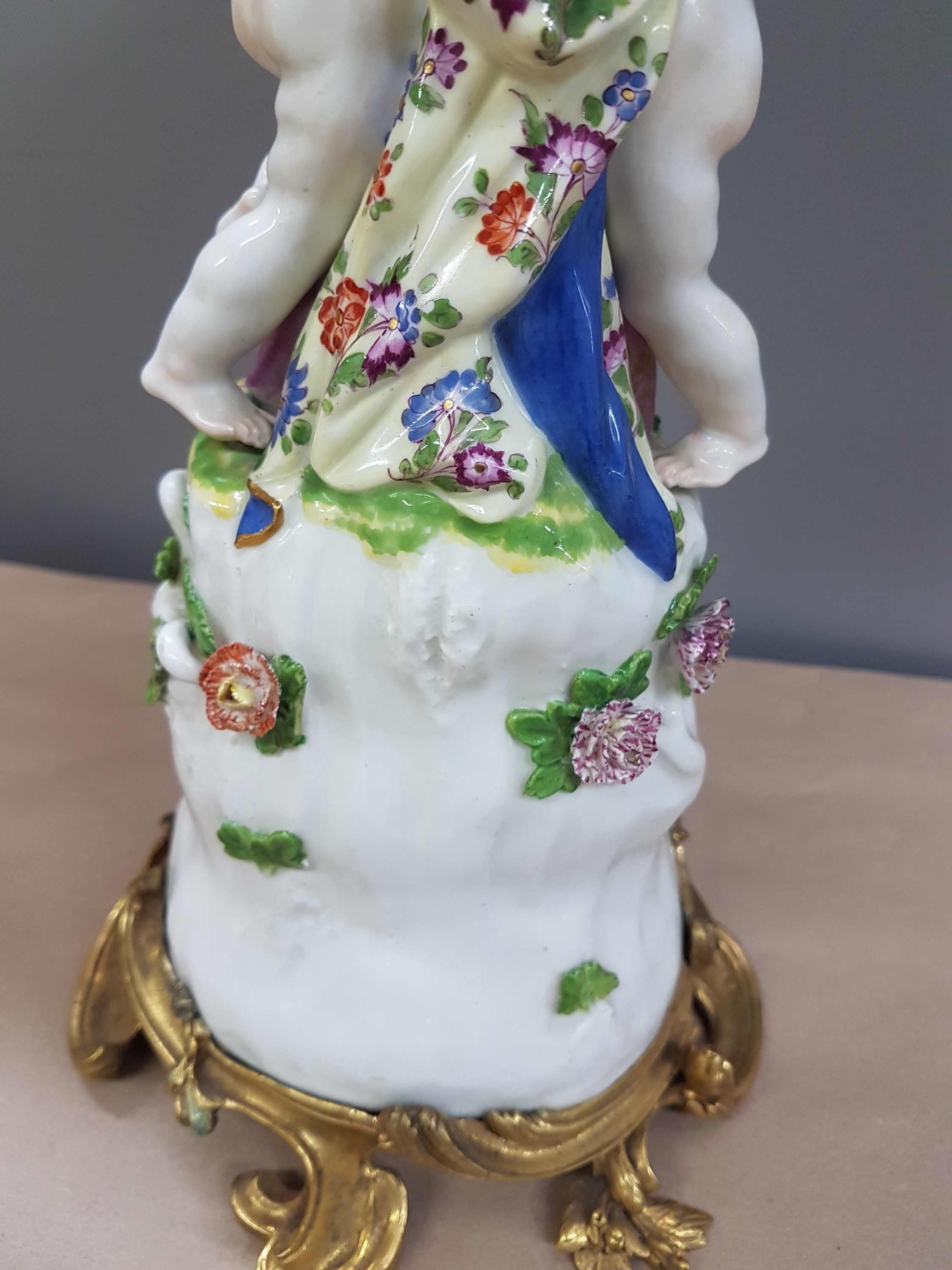 Detail i: Figürlicher Tafelaufsatz, Meissen, um 1740, zwei Putten auf stammähnlichem Sockel stehend mit Geäst und applizierten Blüten, Korbschale mit ...