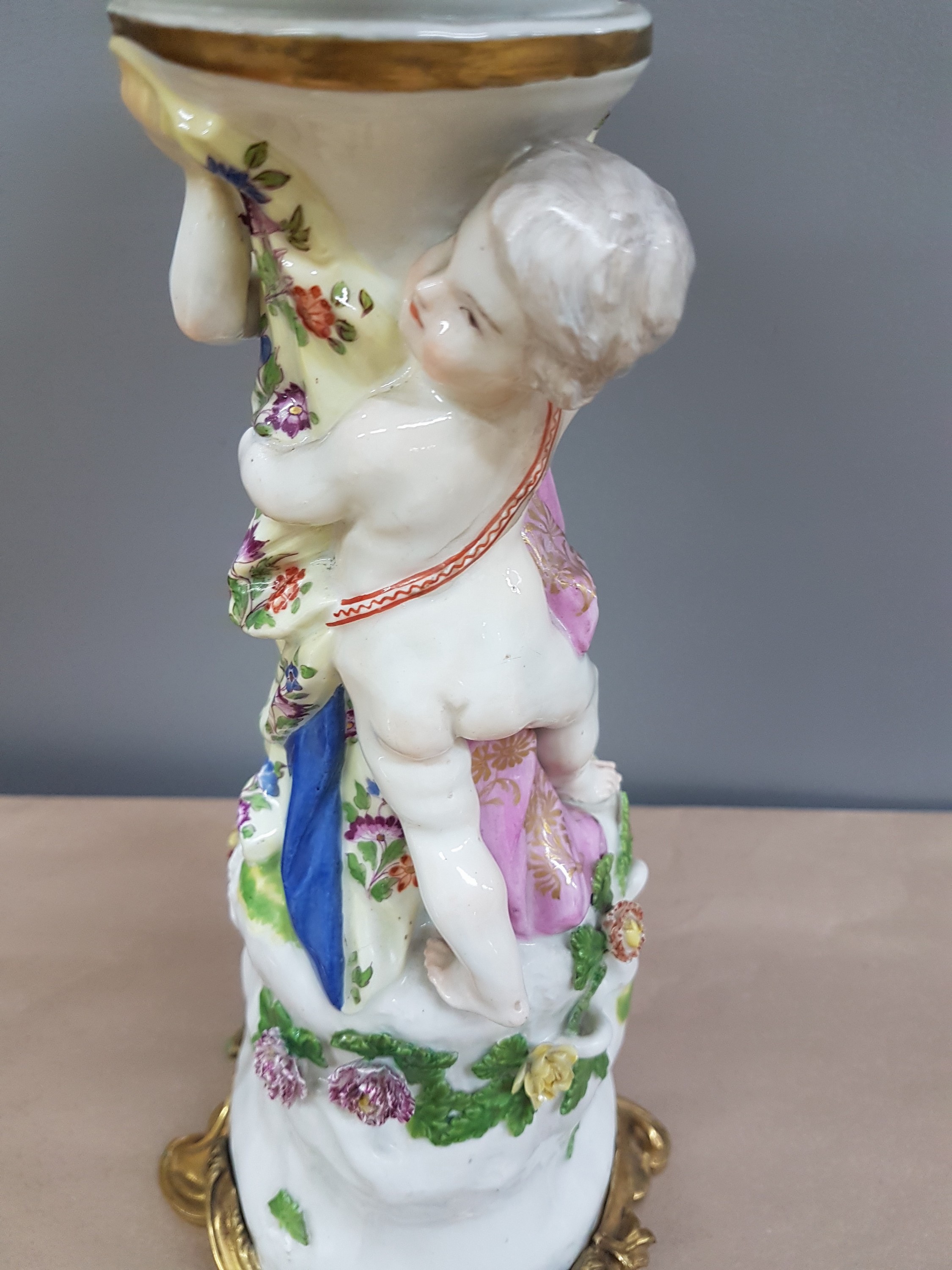 Detail k: Figürlicher Tafelaufsatz, Meissen, um 1740, zwei Putten auf stammähnlichem Sockel stehend mit Geäst und applizierten Blüten, Korbschale mit ...