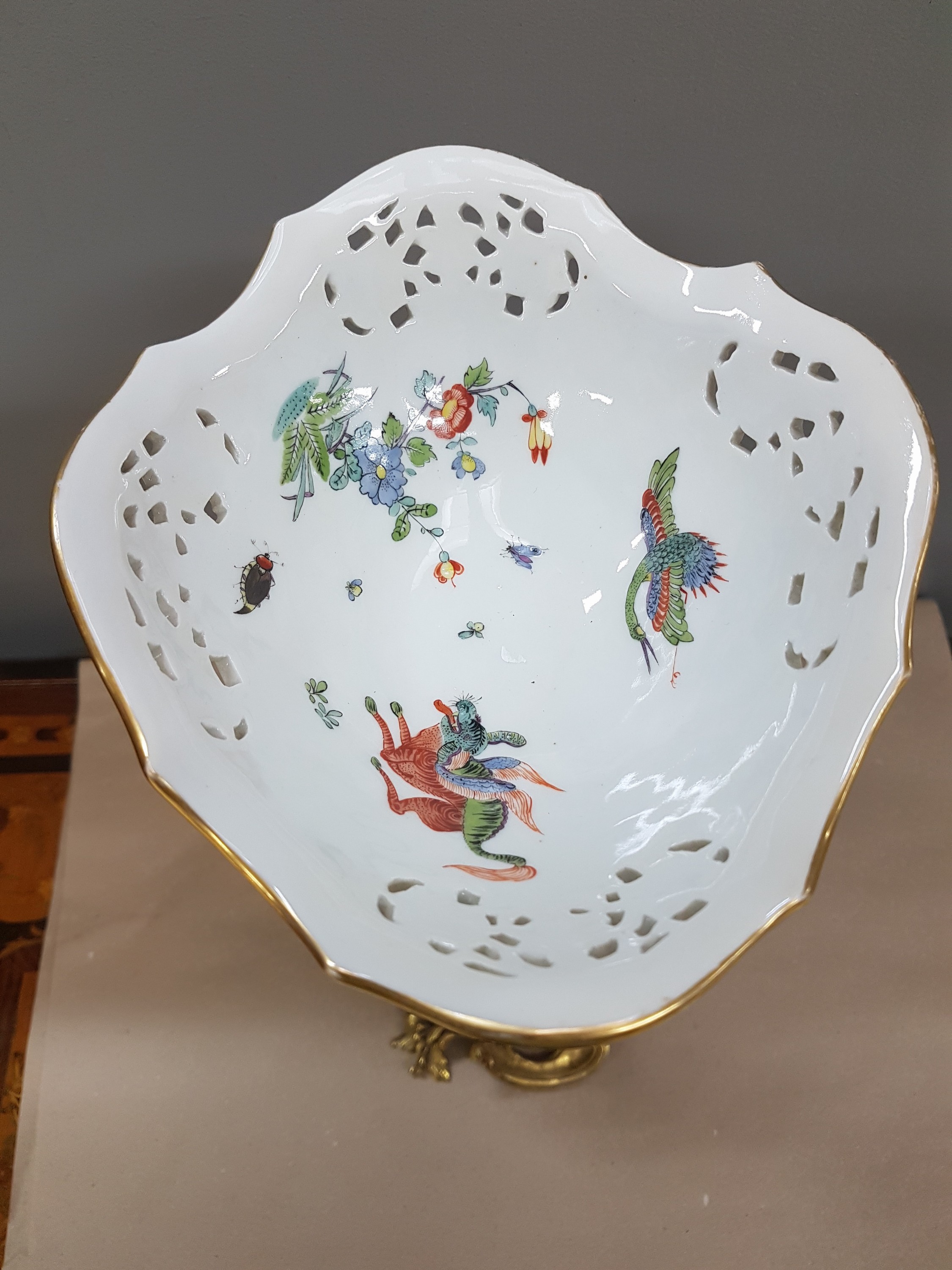 Detail l: Figürlicher Tafelaufsatz, Meissen, um 1740, zwei Putten auf stammähnlichem Sockel stehend mit Geäst und applizierten Blüten, Korbschale mit ...