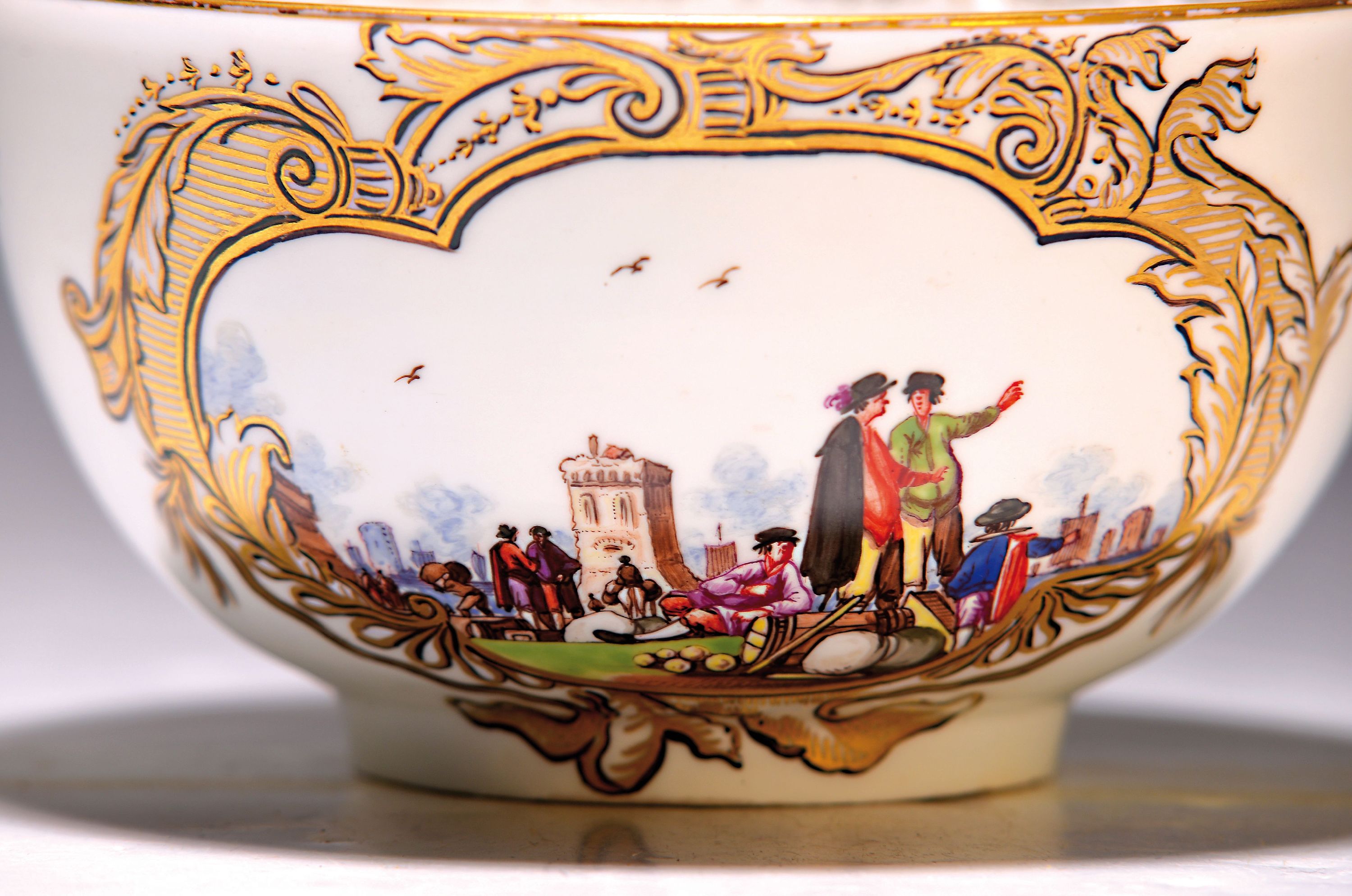 Detail a: Kumme, Meissen, um 1740/45, Porzellan, in Goldrankenkartusche mit belebter Hafenszene mit Blick auf Brücke und Gehäuse, beidseitig bemalt, innen ...