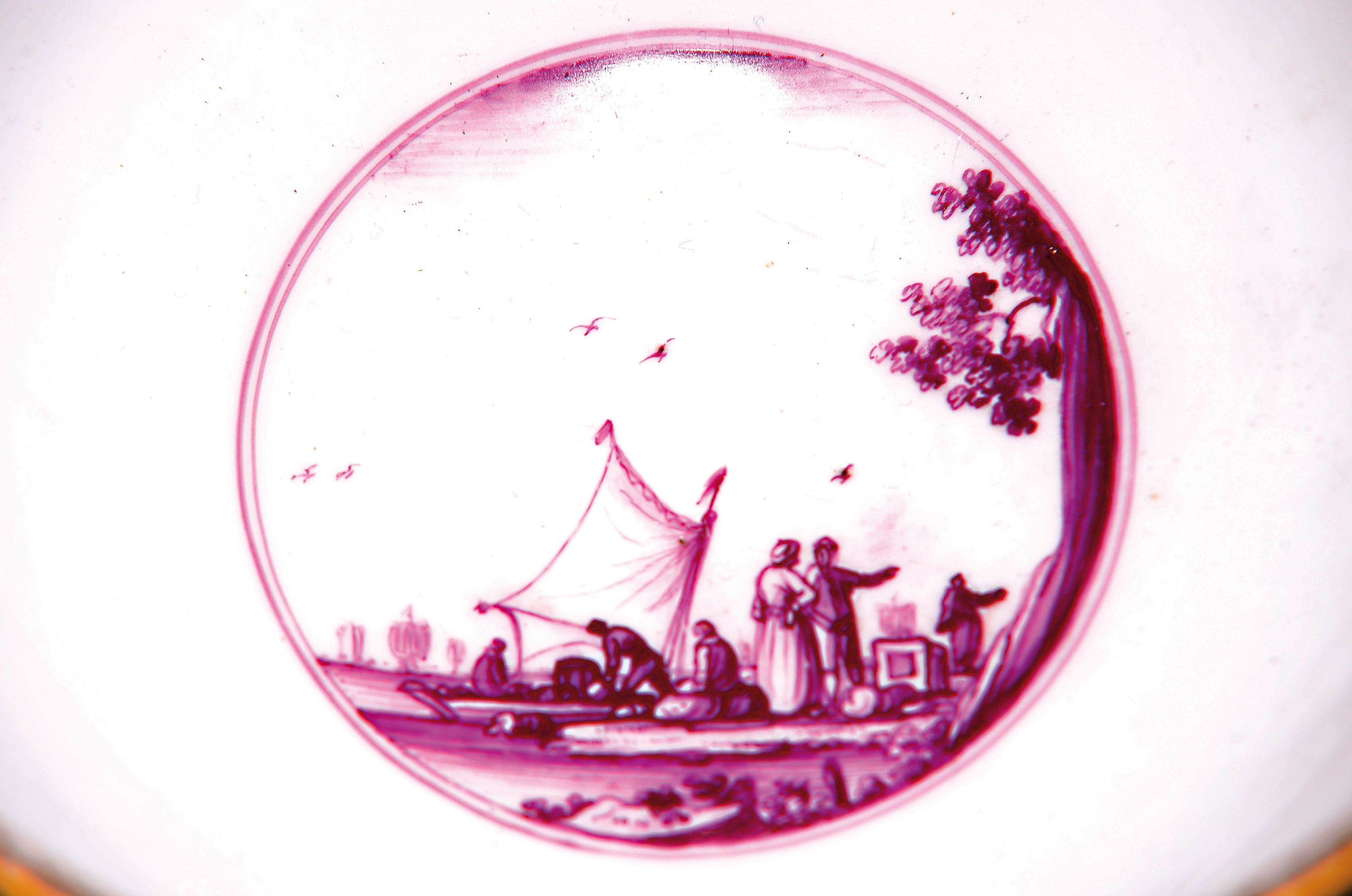Detail b: Kumme, Meissen, um 1740/45, Porzellan, in Goldrankenkartusche mit belebter Hafenszene mit Blick auf Brücke und Gehäuse, beidseitig bemalt, innen ...