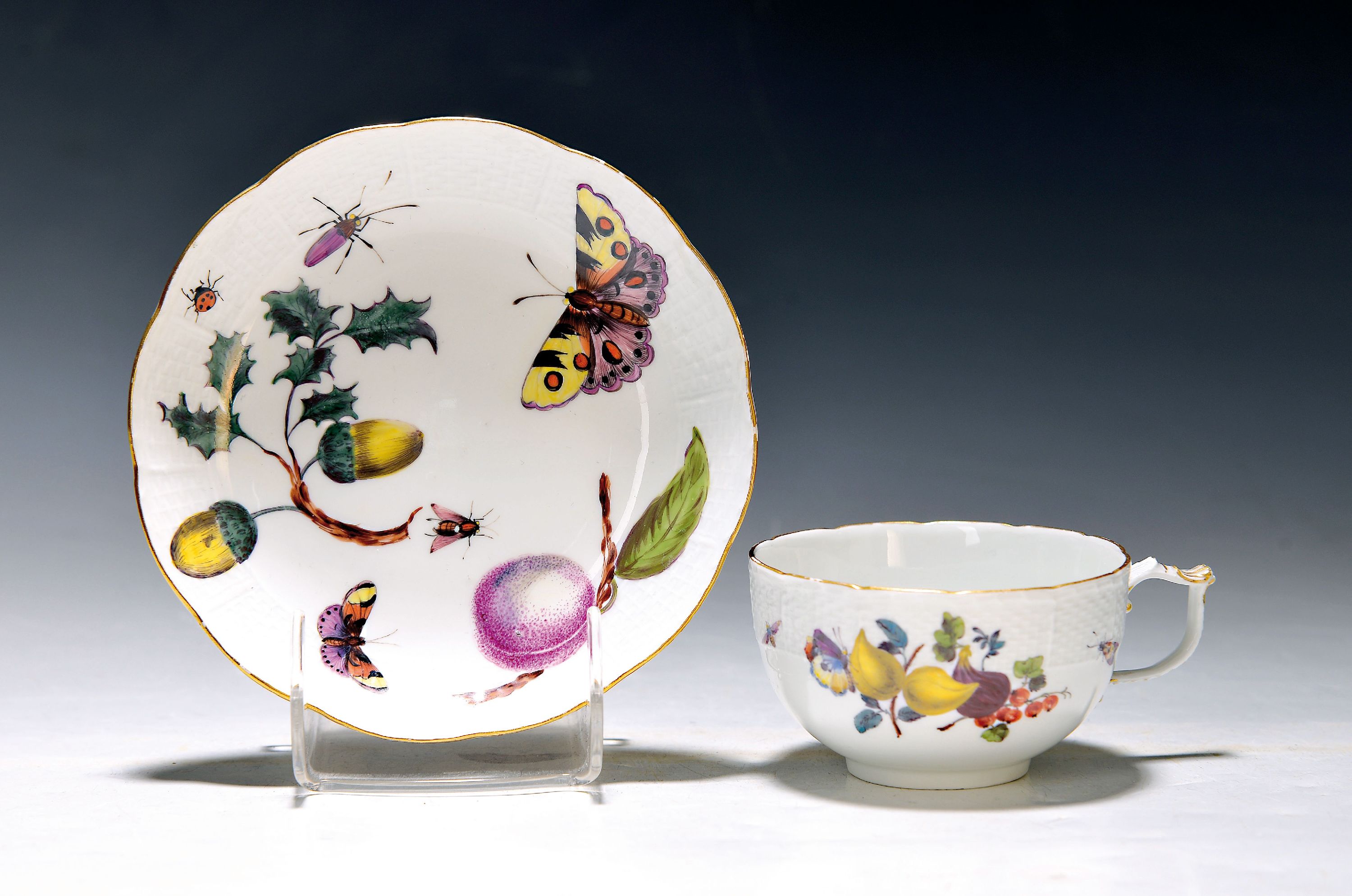 Tasse mit Untertasse, Meissen um 1735, Früchte- und Insektenmalerei, Malerei wohl Johann Gottfried Klinger, Form Alt-Ozier, feine polychrome ...