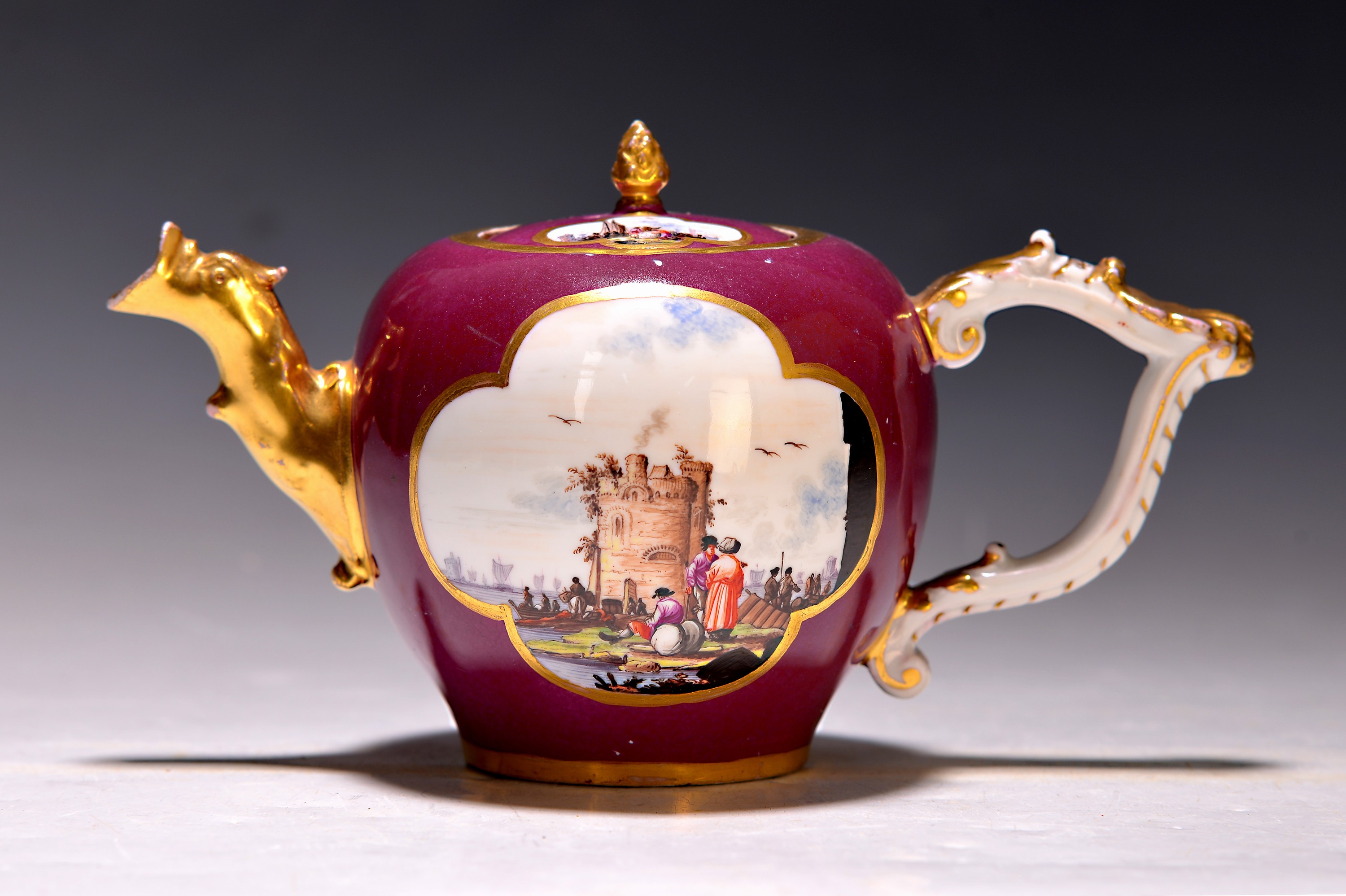 Detail a: Teekanne, Meissen, um 1735, Porzellan, bordeauxfarbener Fond, Tierkopfausguss, geschweifter Henkel mit Muschel, beidseitig vierpassige Aussparung mit ...