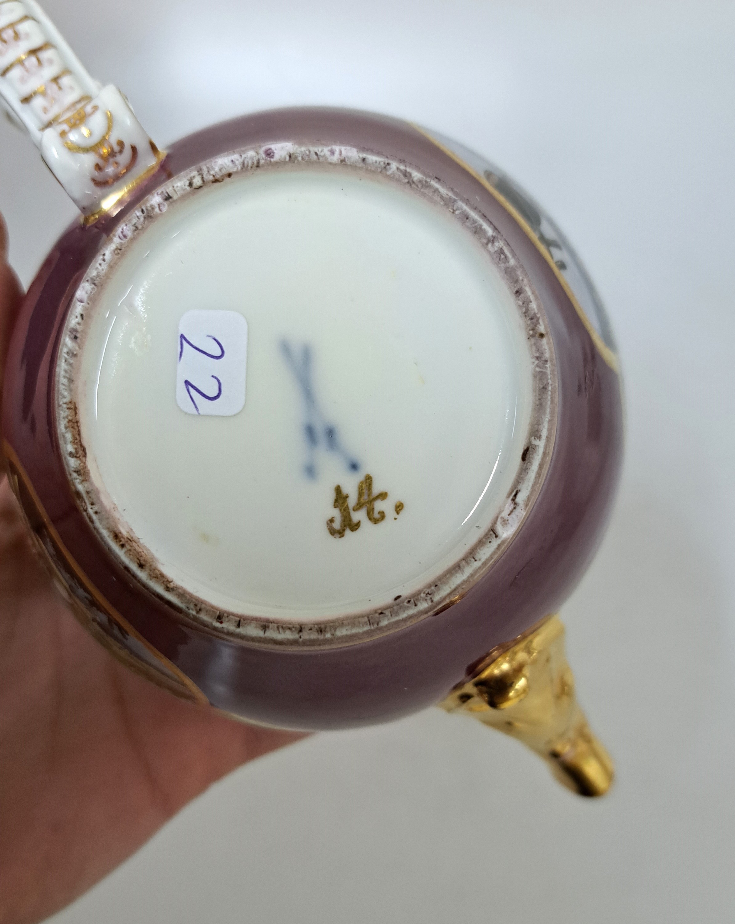 Detail c: Teekanne, Meissen, um 1735, Porzellan, bordeauxfarbener Fond, Tierkopfausguss, geschweifter Henkel mit Muschel, beidseitig vierpassige Aussparung mit ...