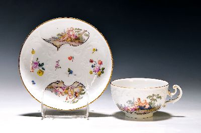 Image 26912687 - Tasse mit Untertasse, Meissen, um 1745-50, Form Dulong, zwei Kartuschen mit spielenden ...