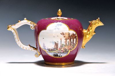 Image 26912695 - Teekanne, Meissen, um 1735, Porzellan, bordeauxfarbener Fond, Tierkopfausguss, ...