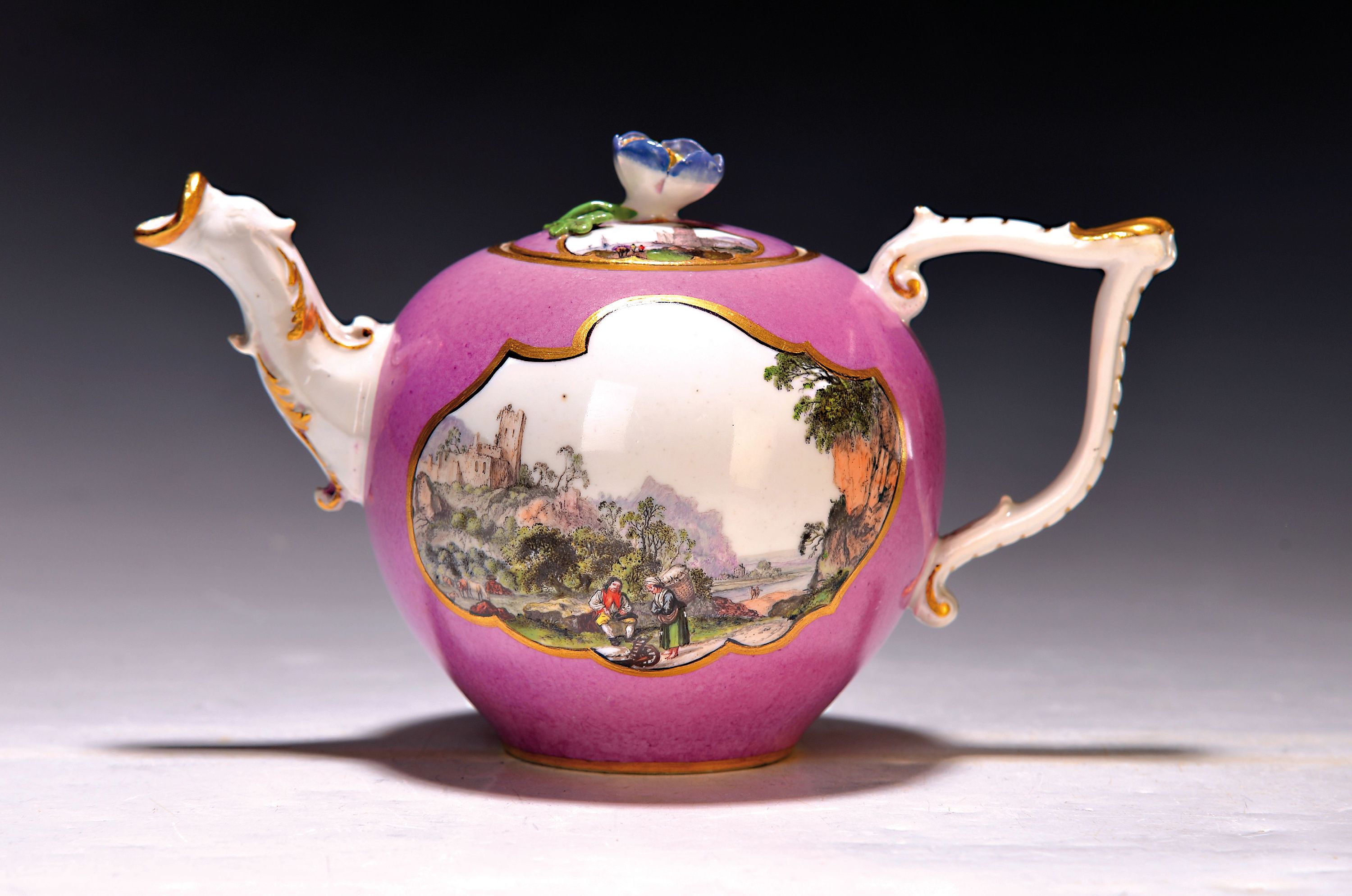 Detail a: Teekanne, Meissen um 1735/40, Kugelform mit Tierkopfausguss und verziertem Henkel mit Muschel, Purpurfond mit beidseitigen Reserven, Kauffahrteiszene ...