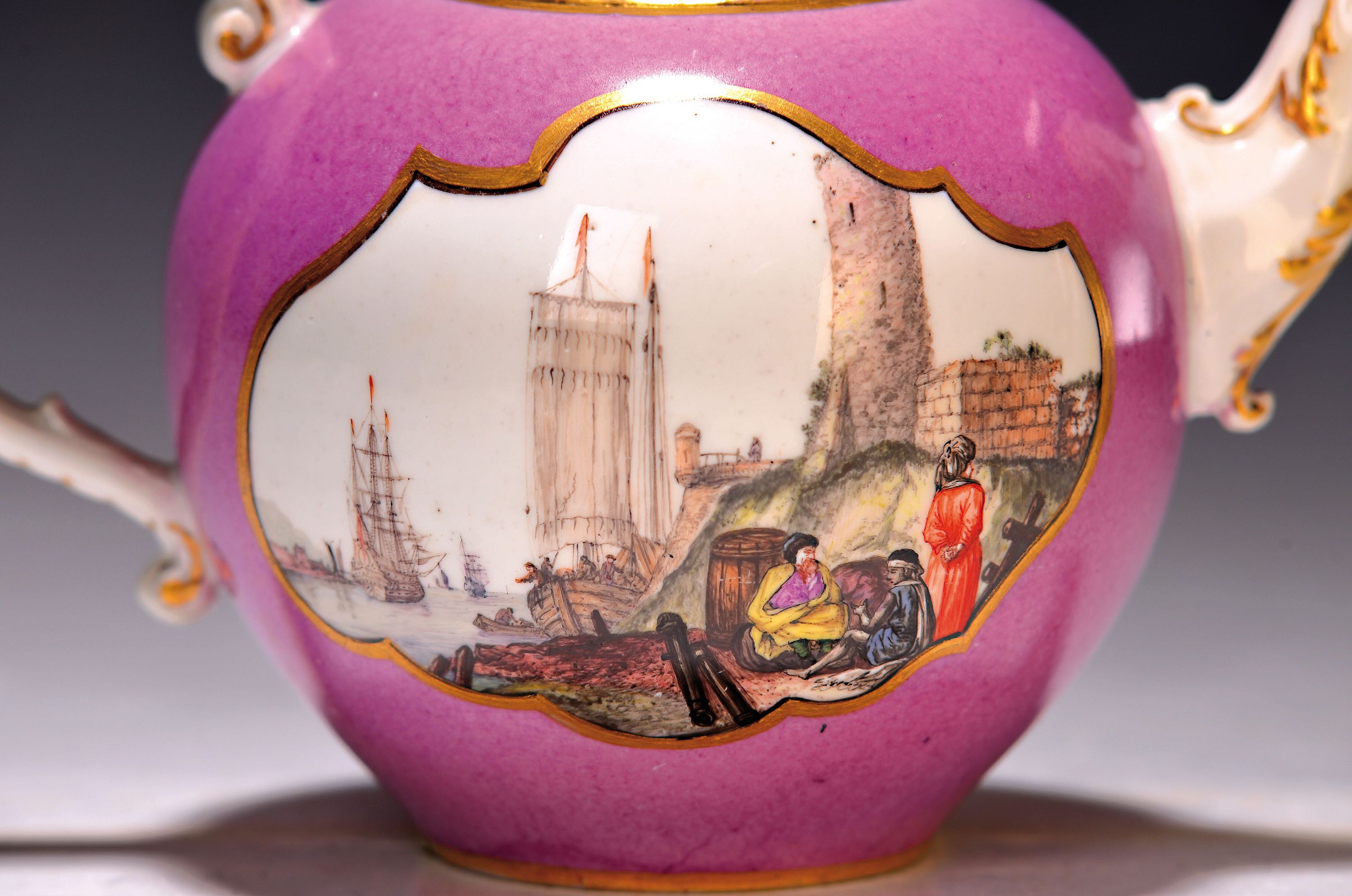 Detail b: Teekanne, Meissen um 1735/40, Kugelform mit Tierkopfausguss und verziertem Henkel mit Muschel, Purpurfond mit beidseitigen Reserven, Kauffahrteiszene ...