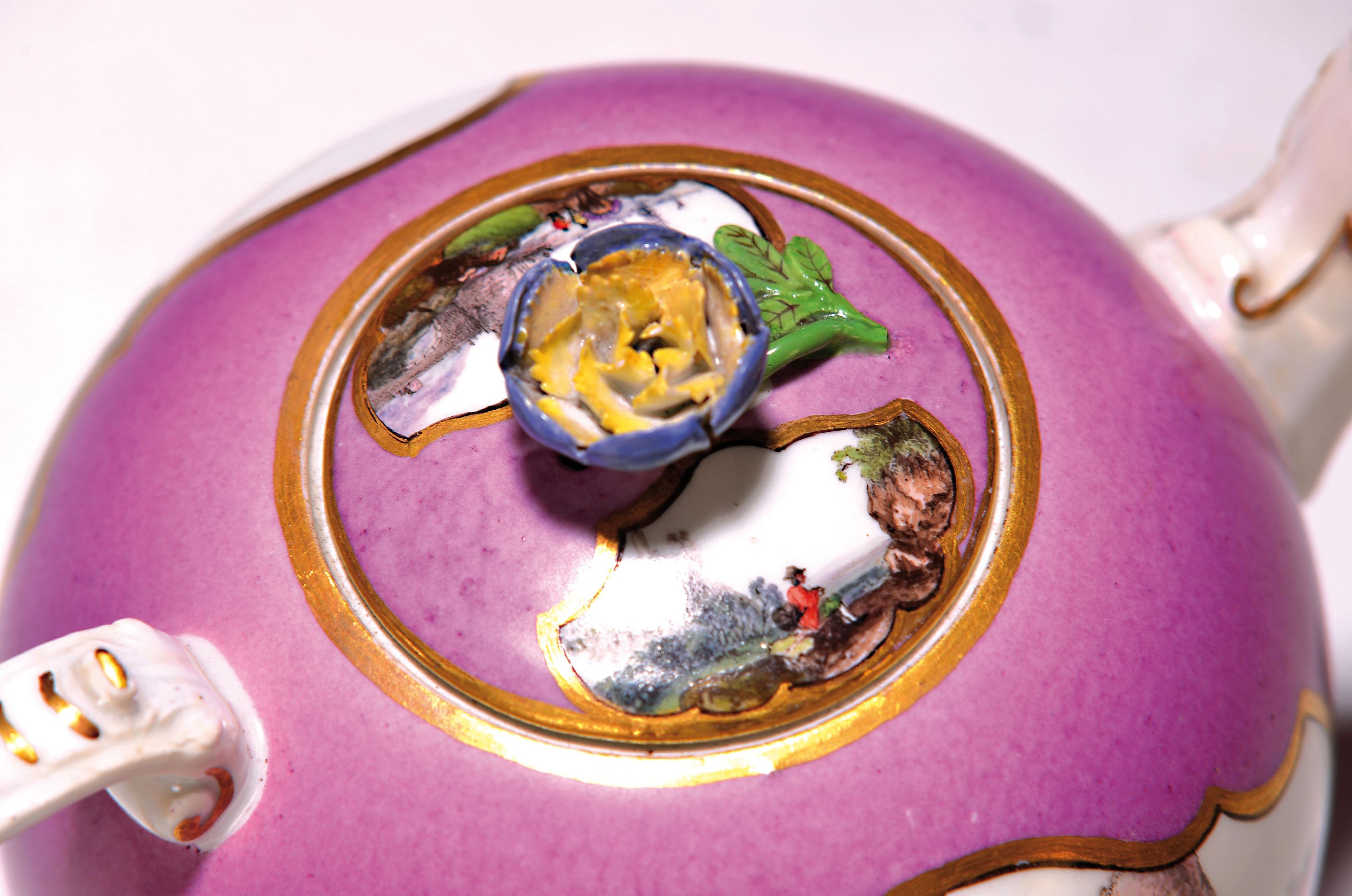 Detail c: Teekanne, Meissen um 1735/40, Kugelform mit Tierkopfausguss und verziertem Henkel mit Muschel, Purpurfond mit beidseitigen Reserven, Kauffahrteiszene ...