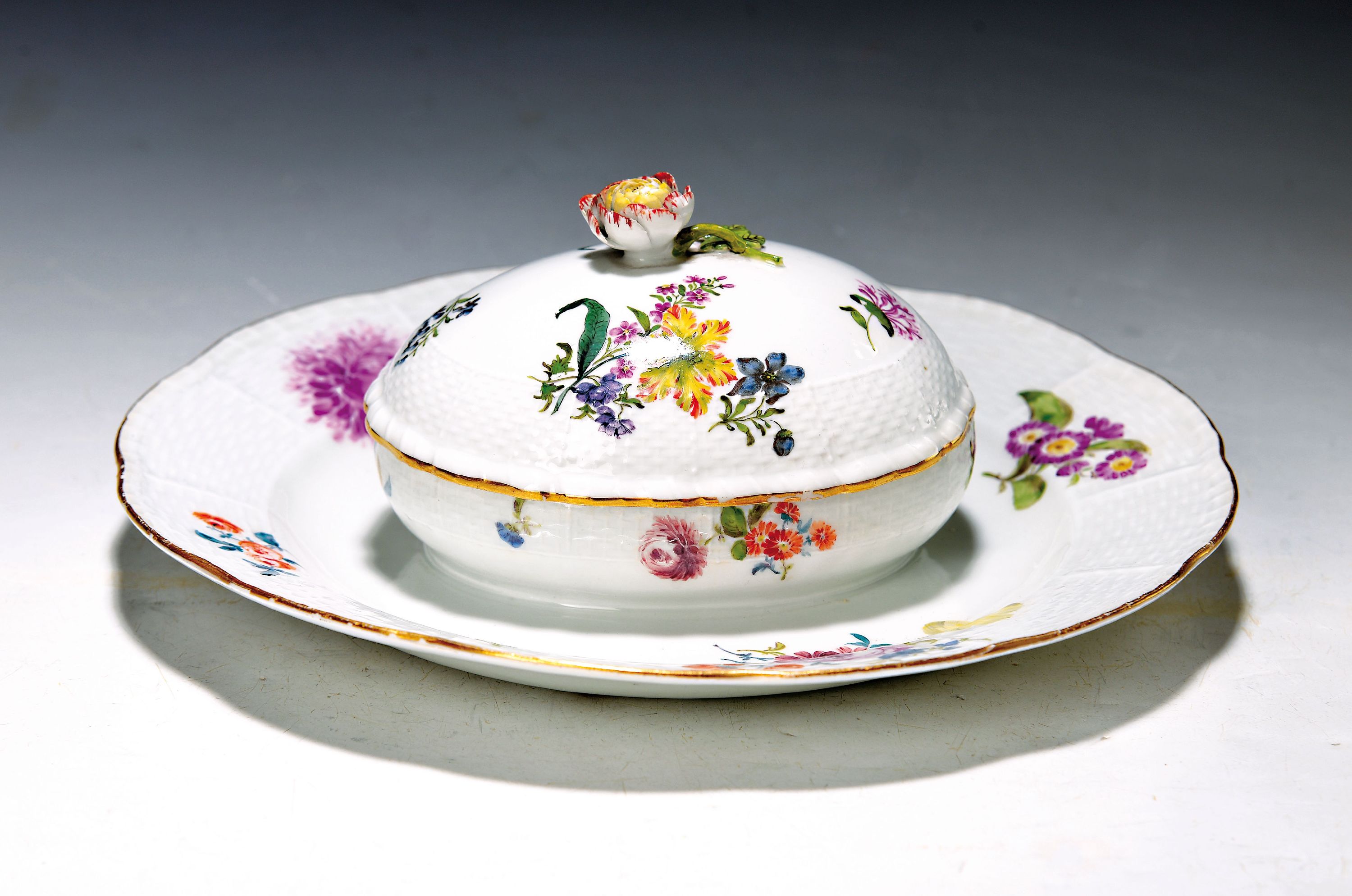 Deckeldose auf Presentoir, Meissen, um 1740, Porzellan, Dose fest mit Teller verbunden, feine deutsche Blumen, Form Alt-Ozier, Goldrand, D. 23 cm