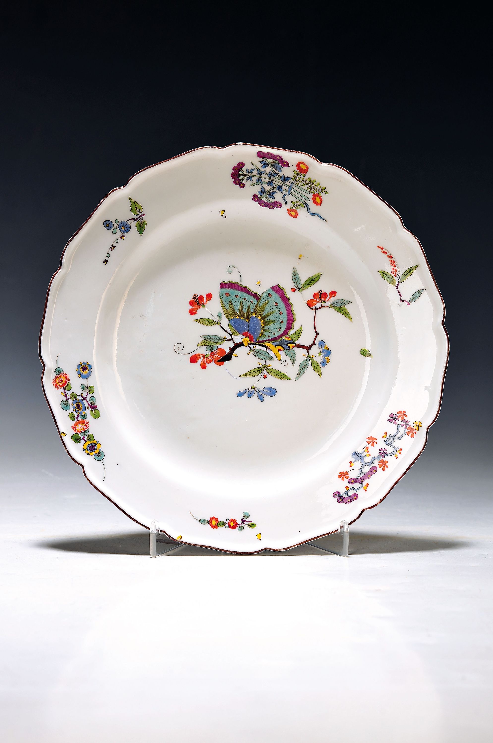 Teller, Meissen, um 1730, Porzellan, Kakiemondekor mit Schmetterling, brauner Rand, l. berieben, D. 22 cm