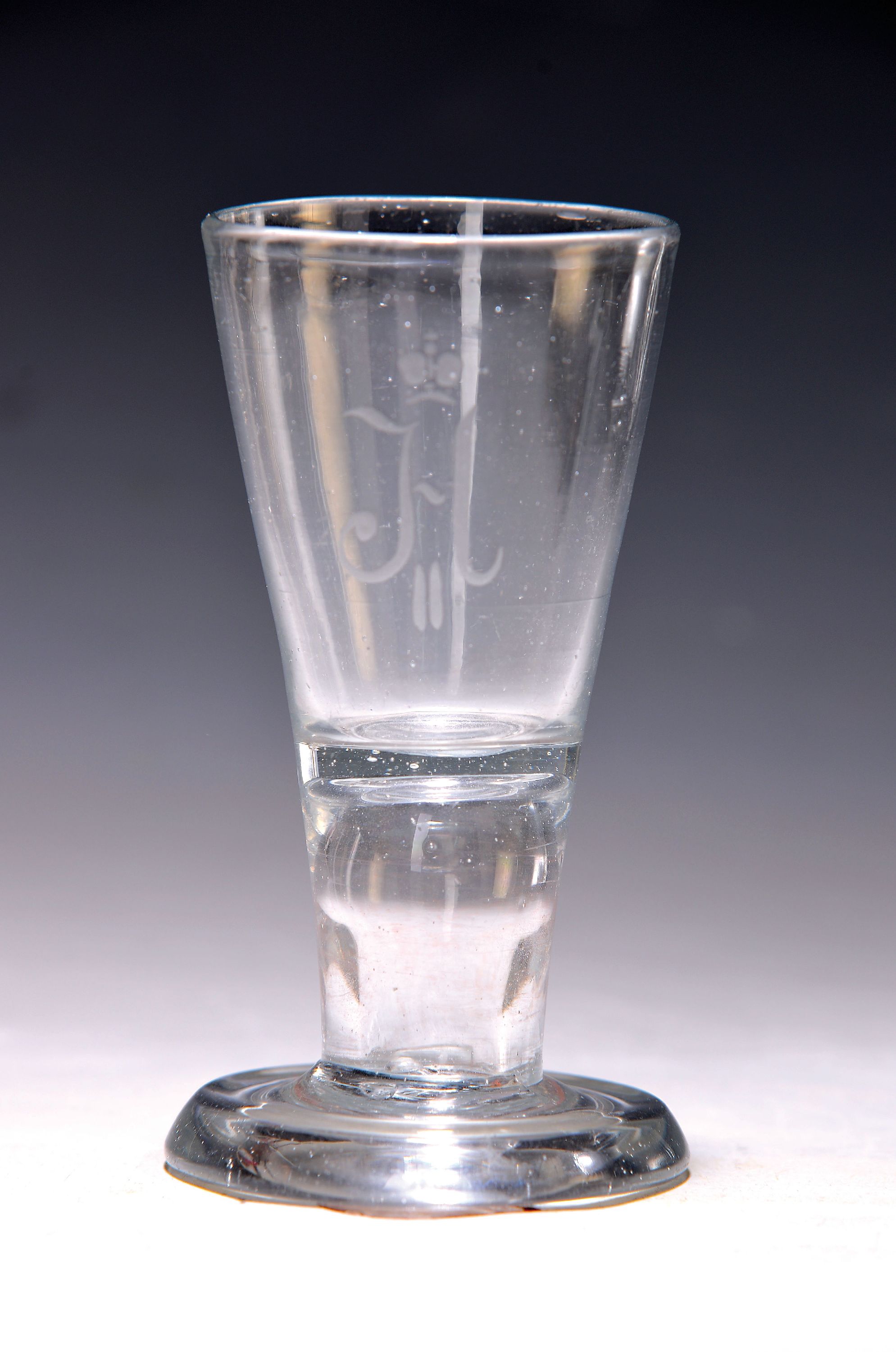 Fußglas, St. Petersburg, um 1900, mit Monogramm Zar Nikolaus, regierte 1894-1917, farbloses Glas, H. ca. 12 cm