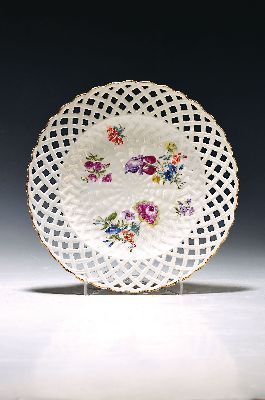 Image 26912846 - Teller, Meissen, um 1740, Porzellan, Fahne mit Durchbrucharbeit, Goldrand, Fahne mit ...