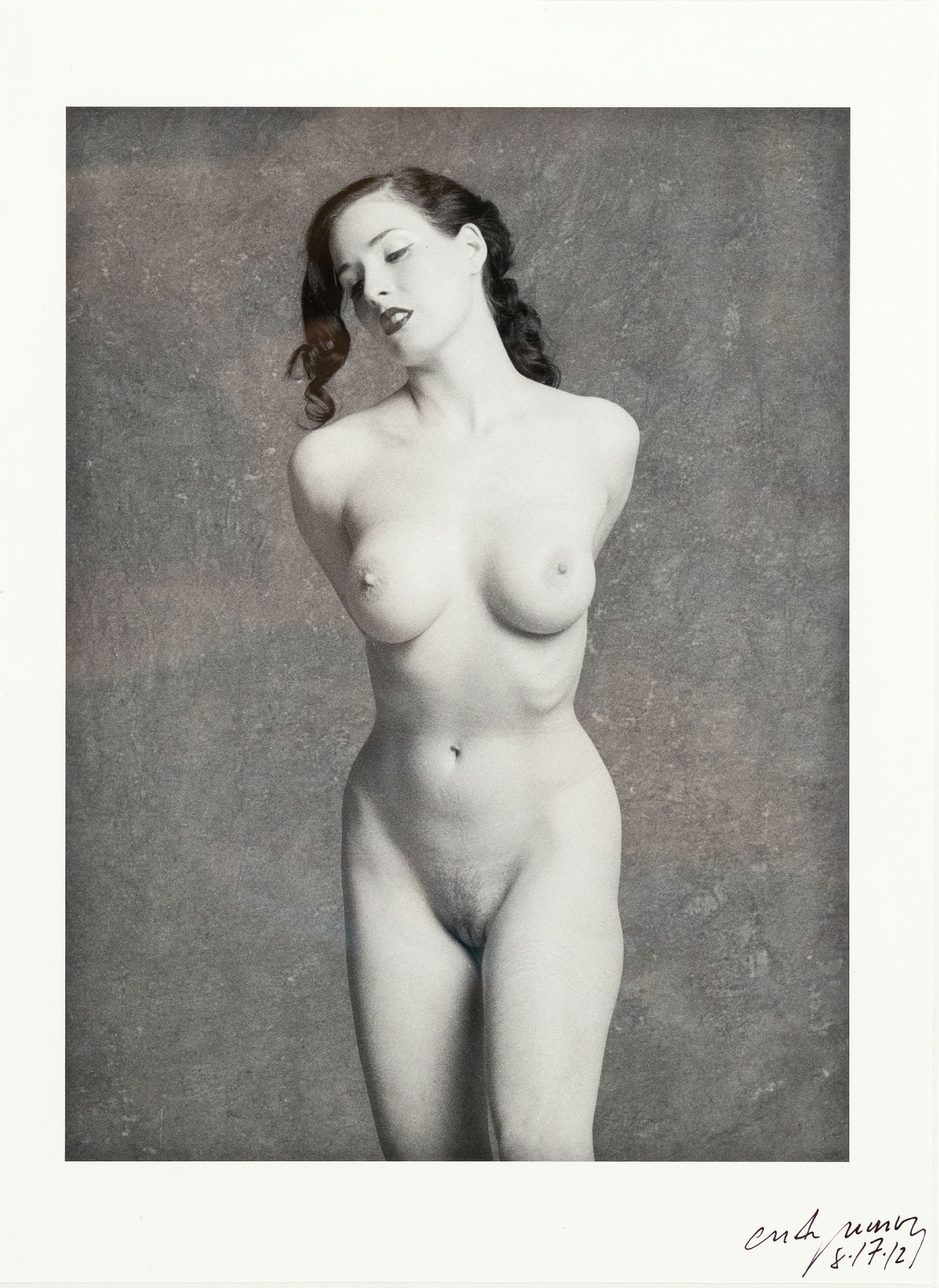 Craig Morey, geb. 1952 Fort Wayne, Indiana/USA, 2 Fotografien, weibliche Akte, je signiert und datiert 2012 und 2013, unter Glasgerahmt, ca. 47x37 cm