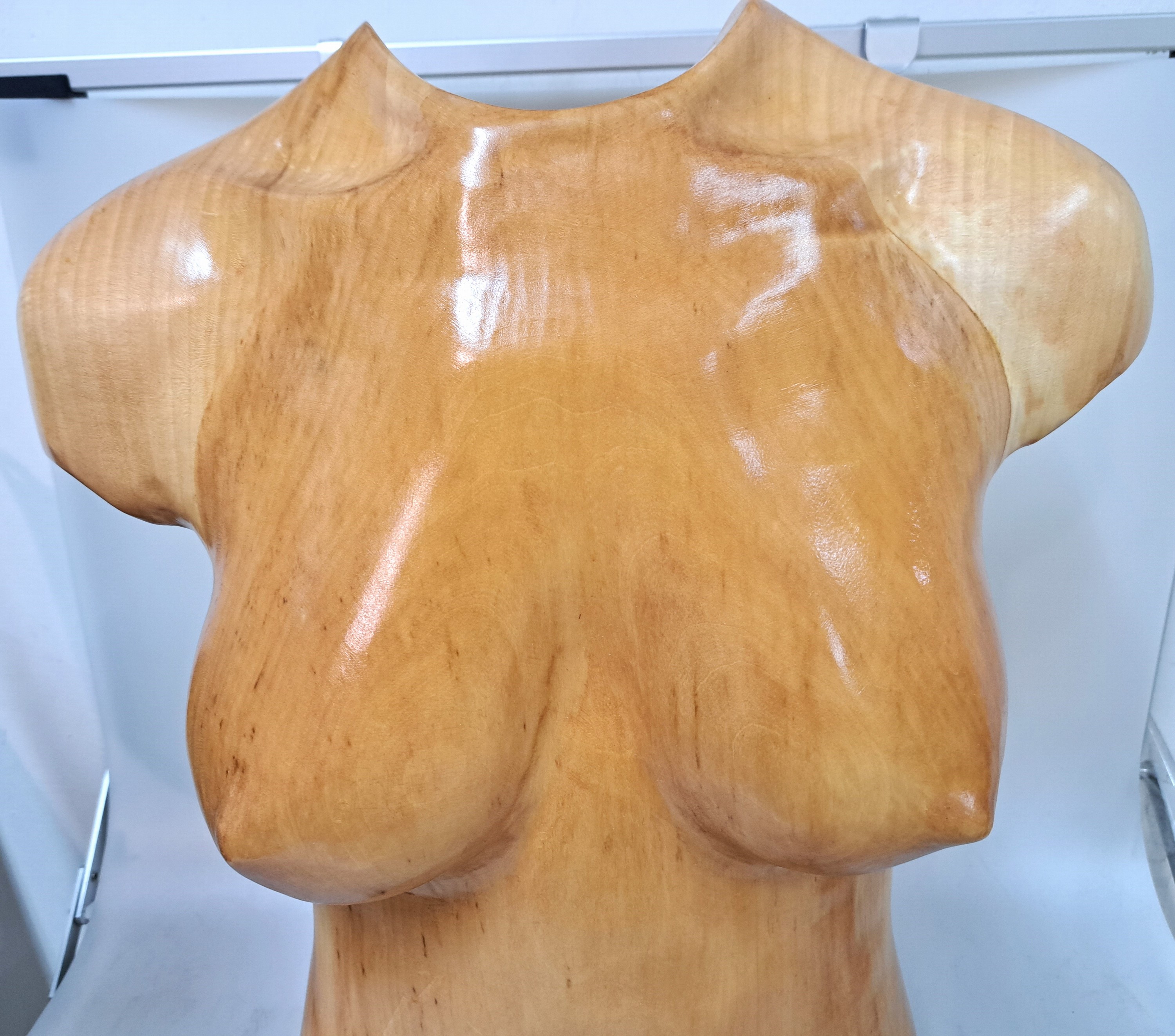 Detail a: Oliver Pohl, geb. 1962 Hannover, "Incognito", Skulptur aus Lindenholz, Nr. H08-106, auf schwarzem Granitsockel, Gesamth. ca. 47cm