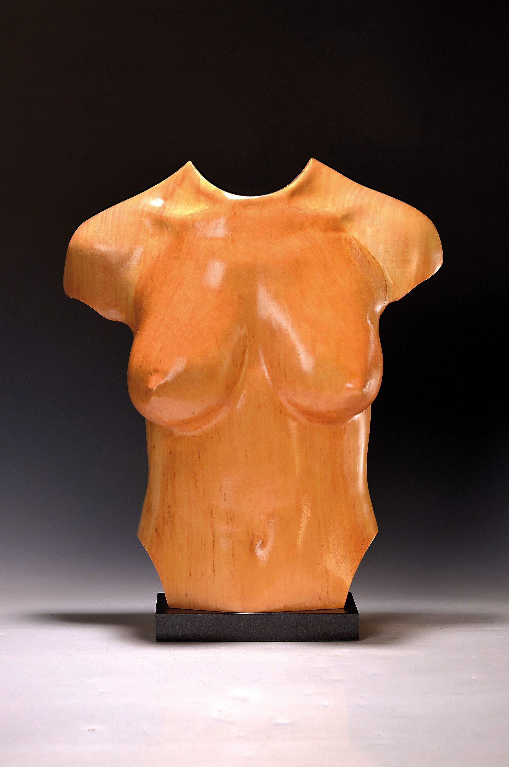 Detail k: Oliver Pohl, geb. 1962 Hannover, "Incognito", Skulptur aus Lindenholz, Nr. H08-106, auf schwarzem Granitsockel, Gesamth. ca. 47cm