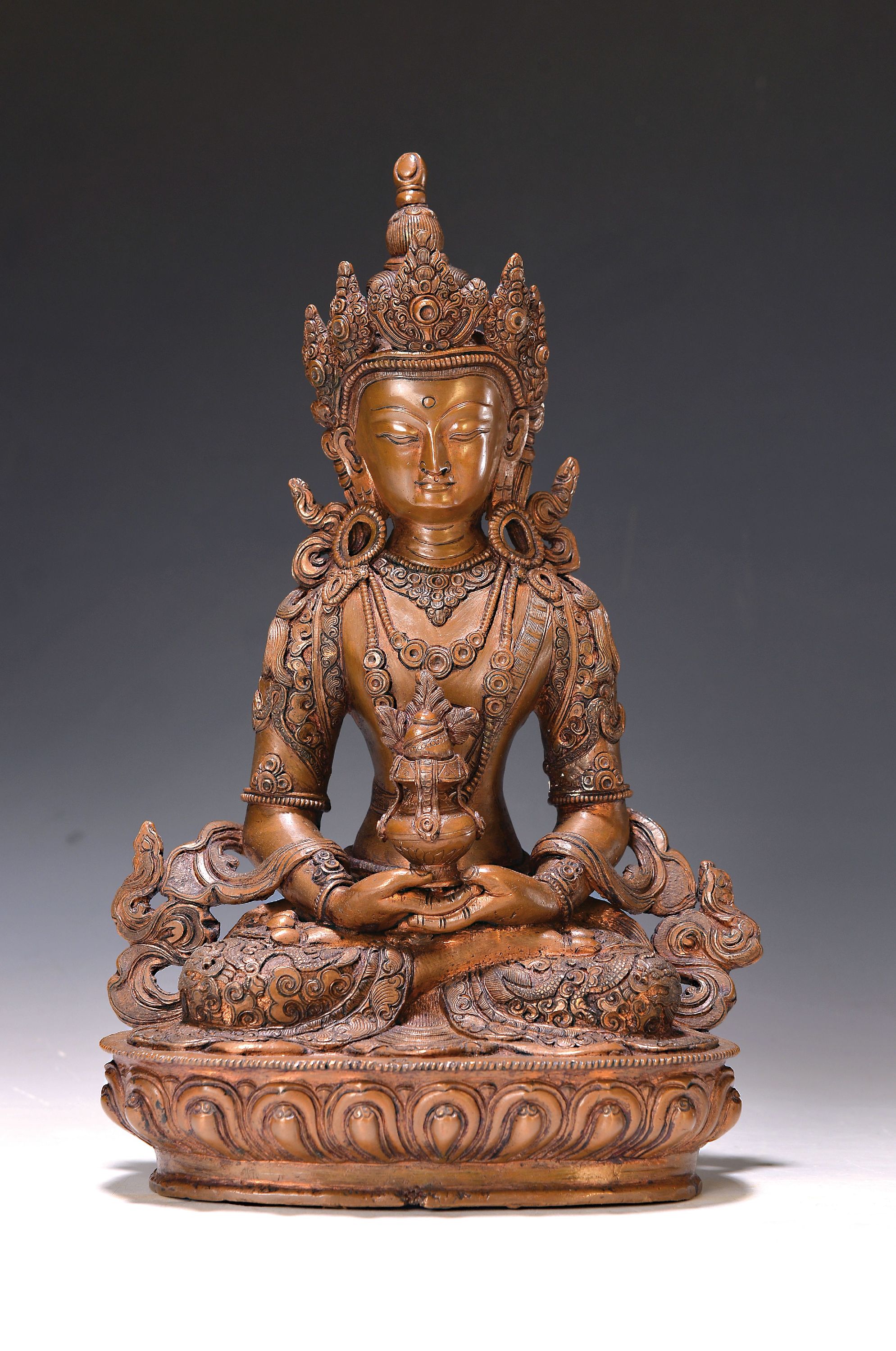 Amitayus, sitzender Buddha des langen Lebens, Nepal, 20.Jh., Kupferlegierung, Haupt mit fünfblättriger Krone der Tahagatas, ineinander gelegte ...