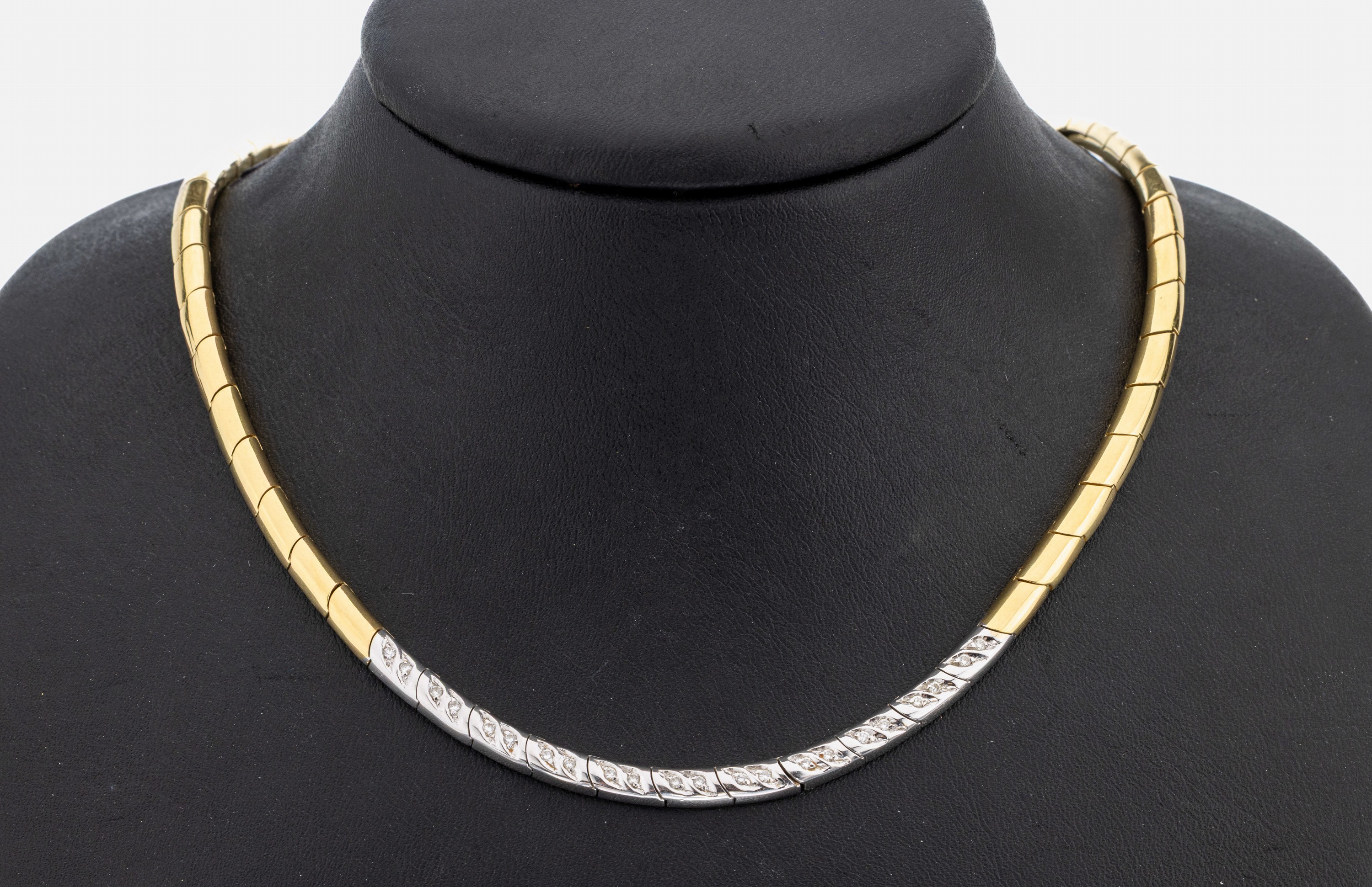 18 kt Gold Brillant-Collier, GG/WG 750/000,Mittelteil in WG mit 22 Brillanten zus. ca. 0.22 ct Weiß/si, L. ca. 44 cm, Kastenschloss mit ...